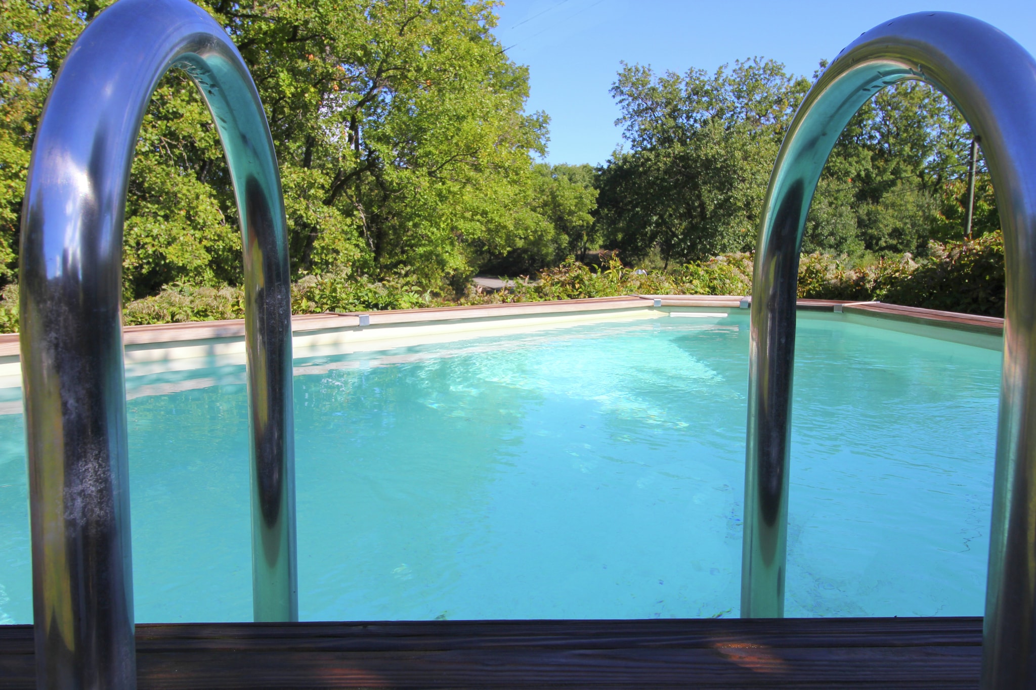 Ground floor: (open kitchen(electric kettle, toaster, cooker(4 ring stoves, gas, electric), coffee machine(filter), oven, microwave, dishwasher, fridge-freezer, washing machine), bathroom(shower, washbasin, toilet), conservatory/veranda(garden furniture, BBQ(gas)))\n\nOn the 1st floor: (Living room(TV(flatscreen, satellite), dining table, seating area, DVD player), bedroom(double bed(140 x 200 cm)), bedroom(double bed(140 x 200 cm)))\n\nheating, air conditioning, garden(private, fenced, 300 m2), deckchairs, parasol, swimming pool(private, 4 x 4 m., opened from May upto and including Sep), play equipment, children\'s bed, high chair