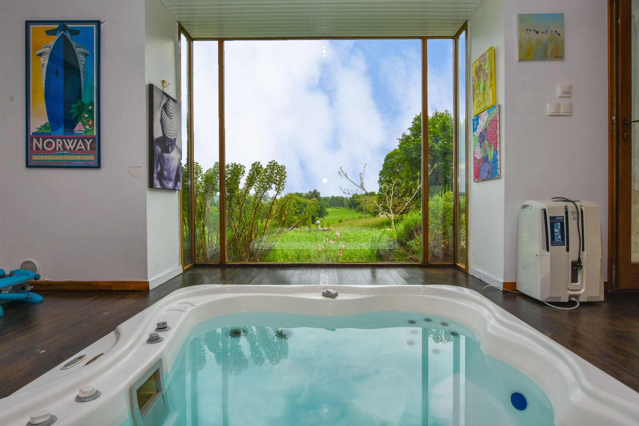 Belle demeure en pierre avec jacuzzi, sauna et piscine dans le Cantal.
