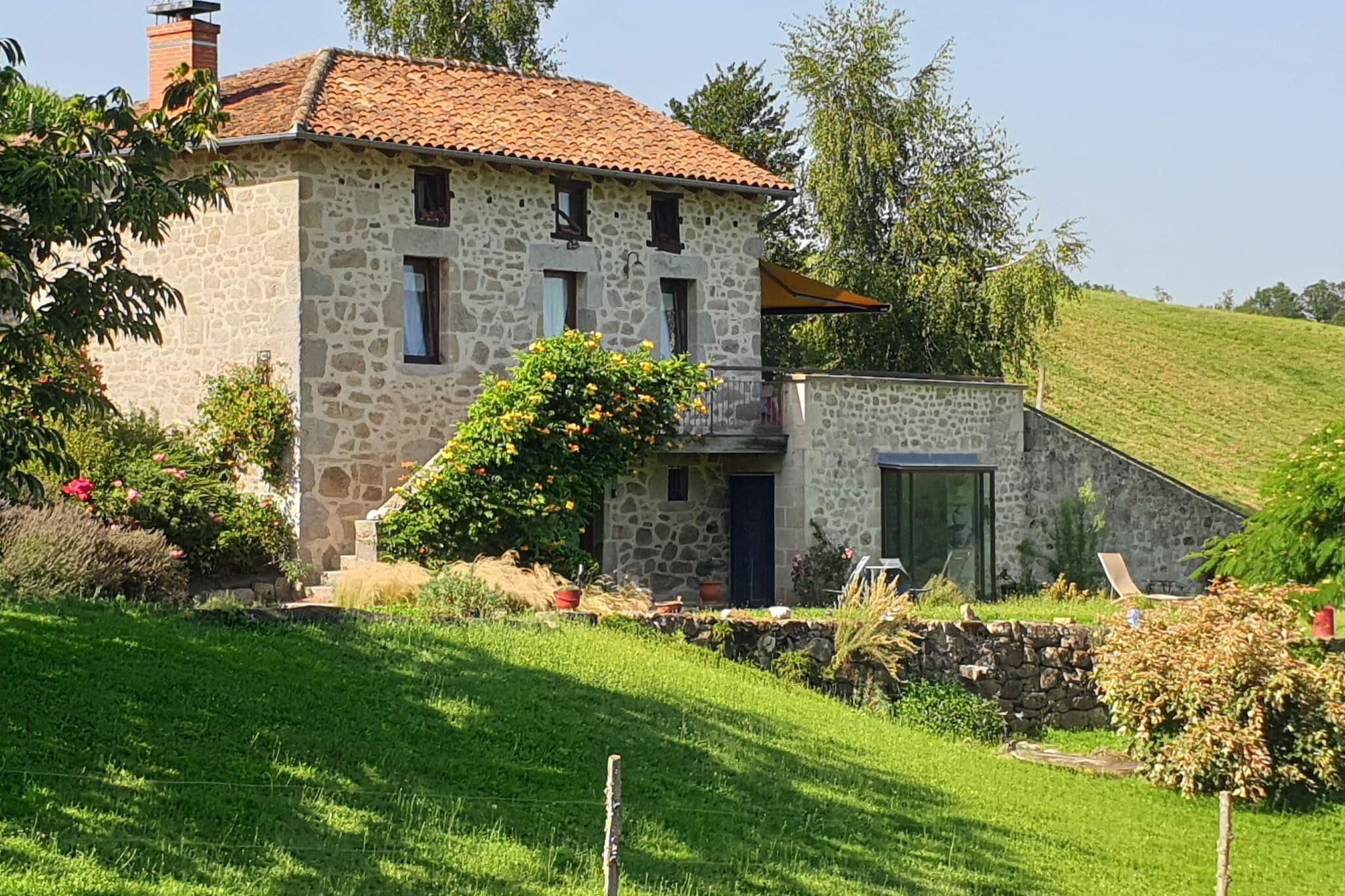Belle demeure en pierre avec jacuzzi, sauna et piscine dans le Cantal.