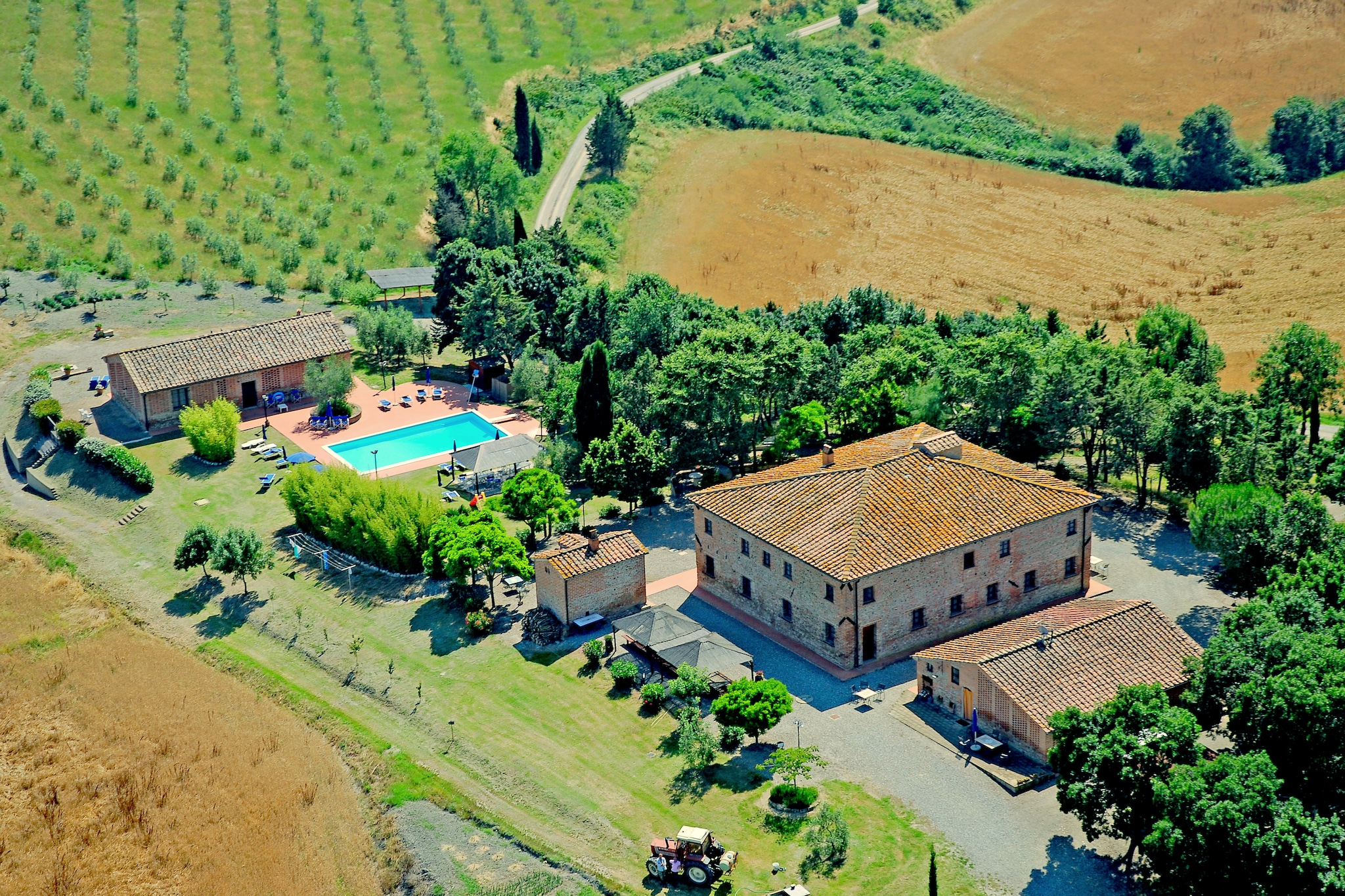 Flat with swimming pool and air conditioning