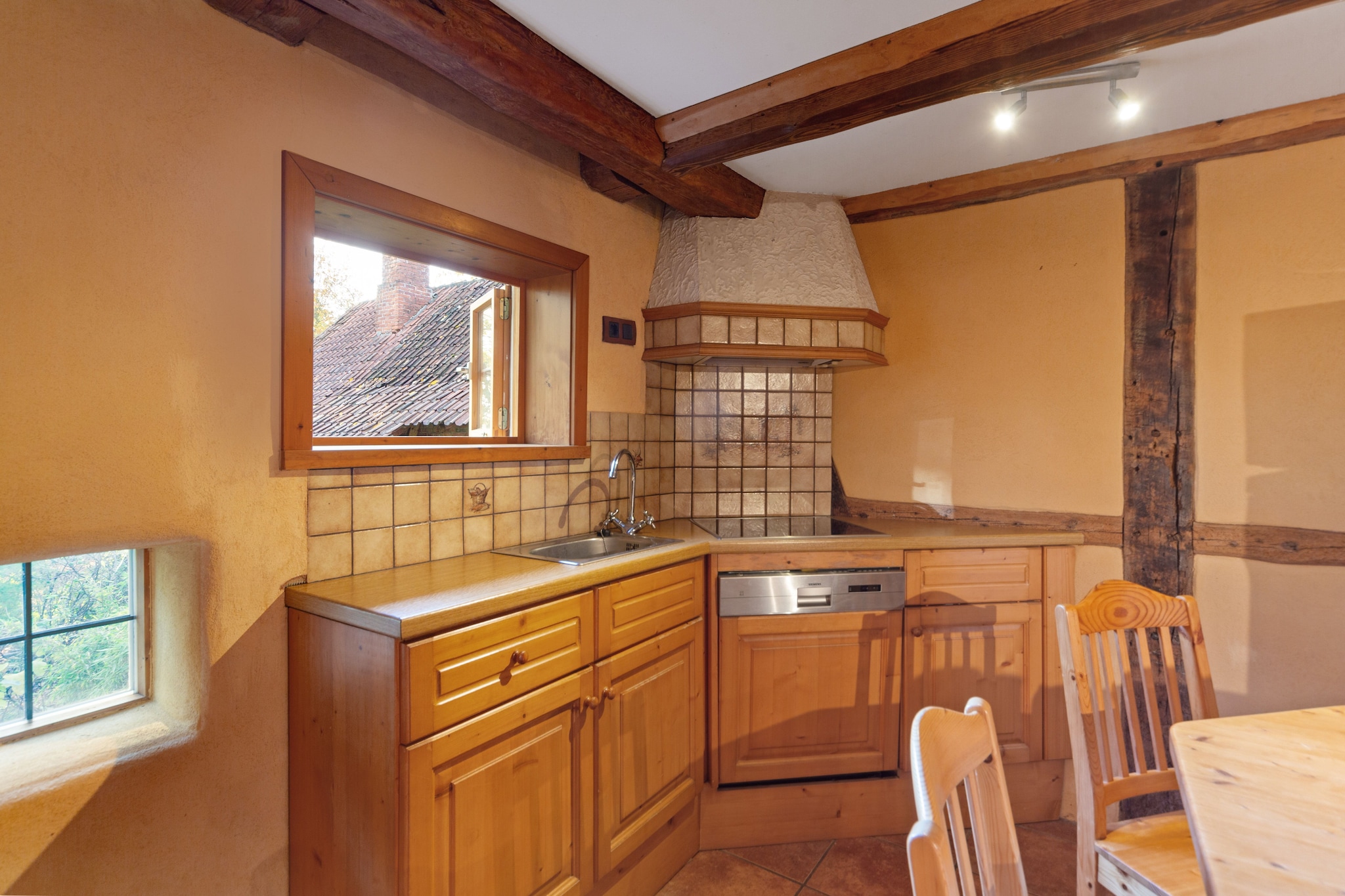 Located in the peaceful village of Hohnebostel, this charming farmhouse is perfect for couples seeking a relaxing getaway. The property features a lovely garden, a terrace to unwind on, convenient parking, and a barbecue area to enjoy delightful outdoor meals. The tranquil setting offers the perfect escape into nature.
Nearby, the Langlingen lido provides pure relaxation with its natural bathing lake, sandy beach, and expansive sunbathing area. History and culture enthusiasts will appreciate visiting Celle, home to Europe’s largest connected half-timbered ensemble, the picturesque Guelph Castle with its castle theatre, diverse museums, and the popular Celler Badeland water park. Don’t miss the historic village center of Wienhausen, boasting a former Cistercian monastery and remarkable North German brick Gothic and half-timbered architecture. For a local experience, the Mühlengrund brewery inn offers a charming beer and coffee garden under ancient oak trees with stunning views of the monastery.
The child-friendly farmhouse is equipped with central heating and provides entertainment with a bar, play equipment, table football, and a radio. For travelers arriving by air, Hannover Airport is conveniently located just 32 km away.