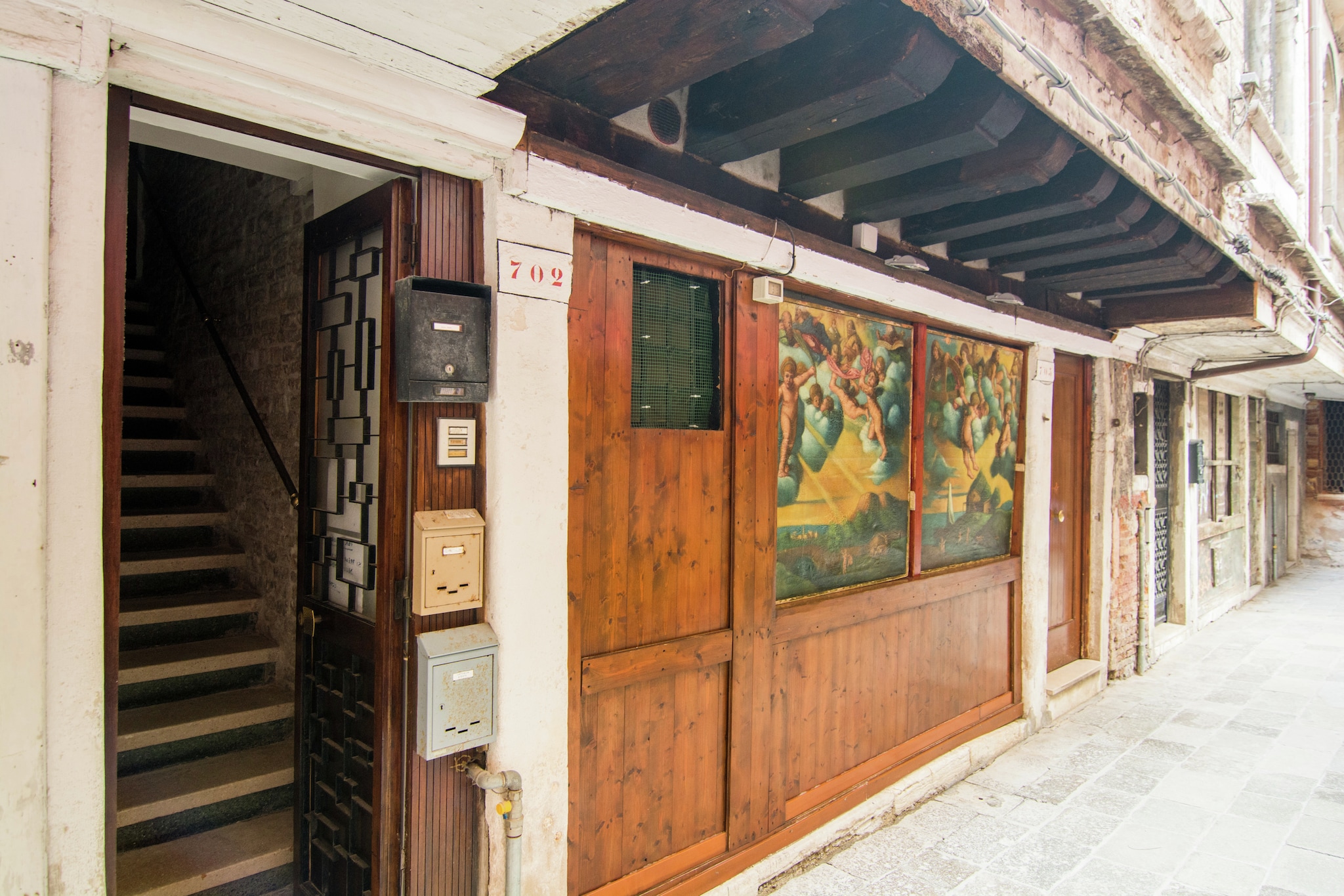 On the 3rd floor: (hallway, Sitting room(TV, air conditioning), Kitchen(microwave, dishwasher, washing machine), bathroom(shower, washbasin, toilet, bidet))\n\nOn the 4th floor: (bedroom(double bed, air conditioning), bedroom(double bed), air conditioning)\n\nheating(central)