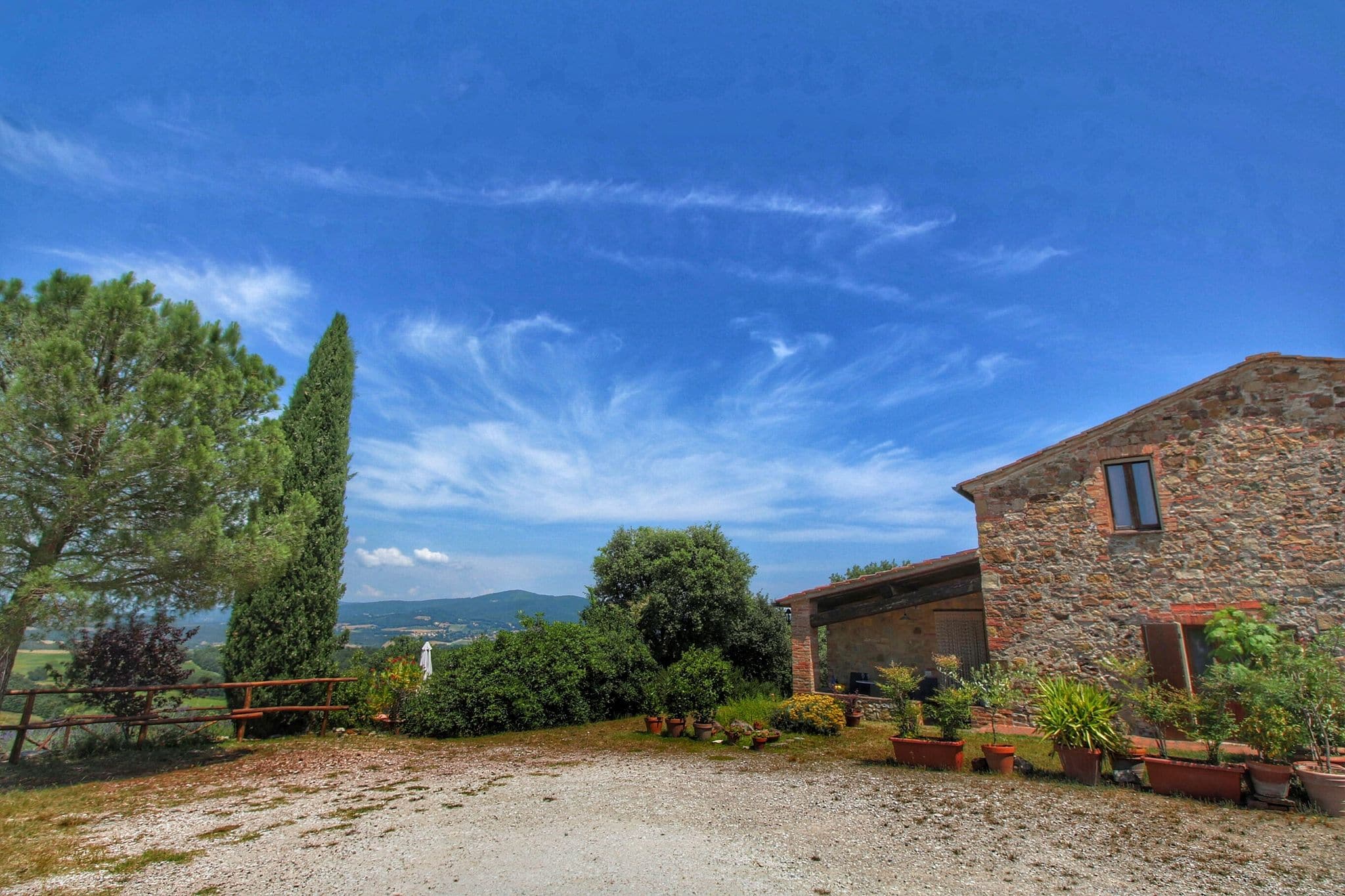 Elégant gîte avec vue sur lac en Toscane