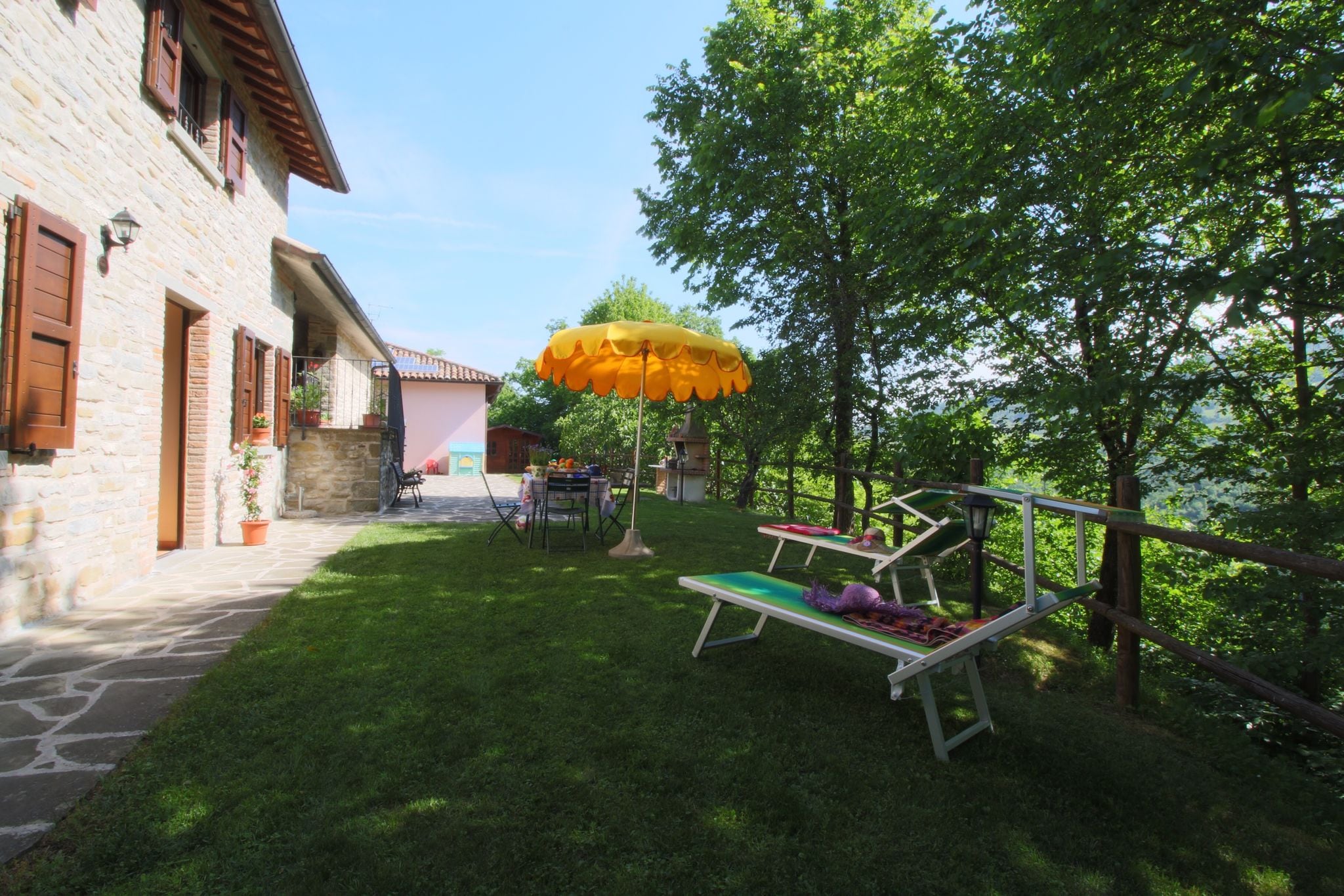 Landhaus in Marche mit Garten und Waldblick