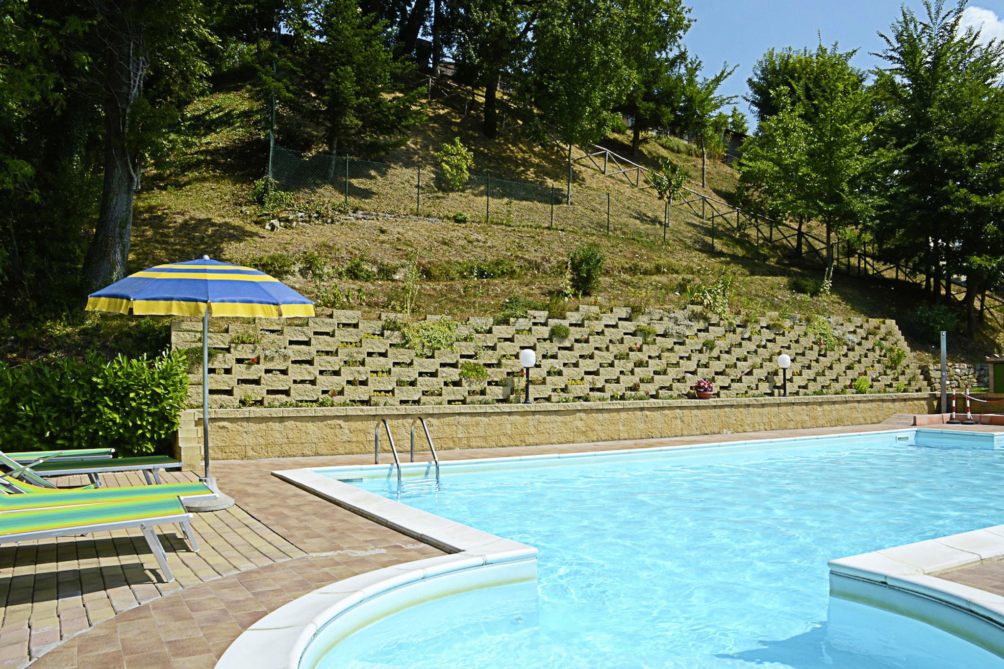 Idyllisch landhuis in Apecchio met privézwembad en tuin