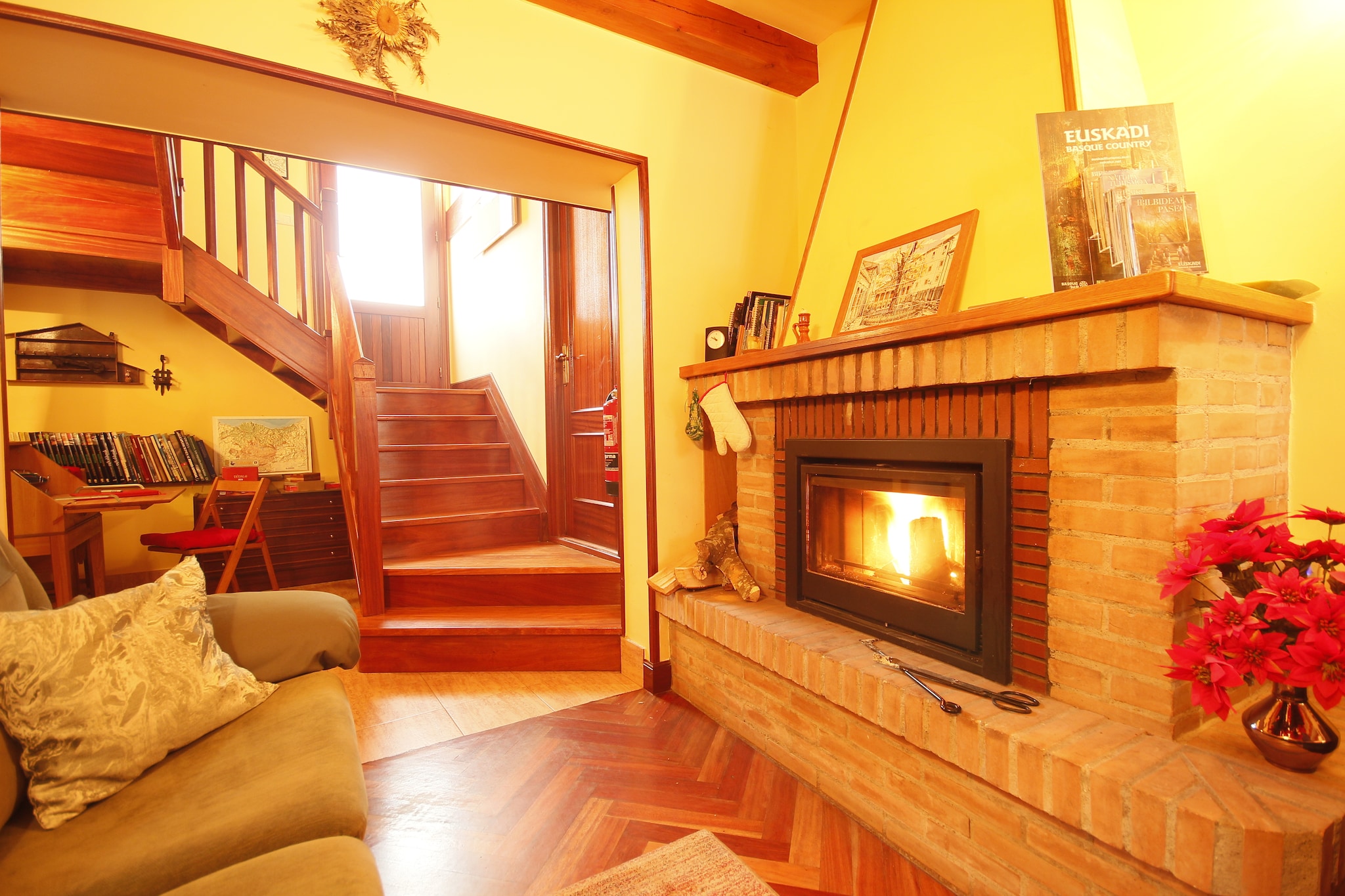 Ground floor: (hallway, Kitchen(cooker(ceramic), oven, microwave, fridge-freezer, washing machine(paid)), Living/diningroom(TV, fireplace), bedroom(single bed(90 x 180 cm)), bathroom(shower, washbasin, toilet), single bed, single bed, single bed)\n\nOn the 1st floor: (bedroom(double bed(180 x 200 cm)), bedroom(2x single bed(110 x 180 cm)), bedroom(single bed(120 x 180 cm)), bedroom(single bed), bathroom(bathtub with shower, washbasin, toilet, bidet), bathroom(shower, washbasin, toilet), bathroom(shower, washbasin, toilet))\n\ngarden, garden furniture