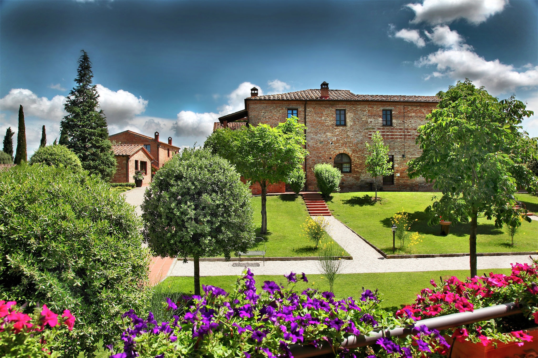 Demeure du 12ème siècle en Toscane avec un paysage verdoyant