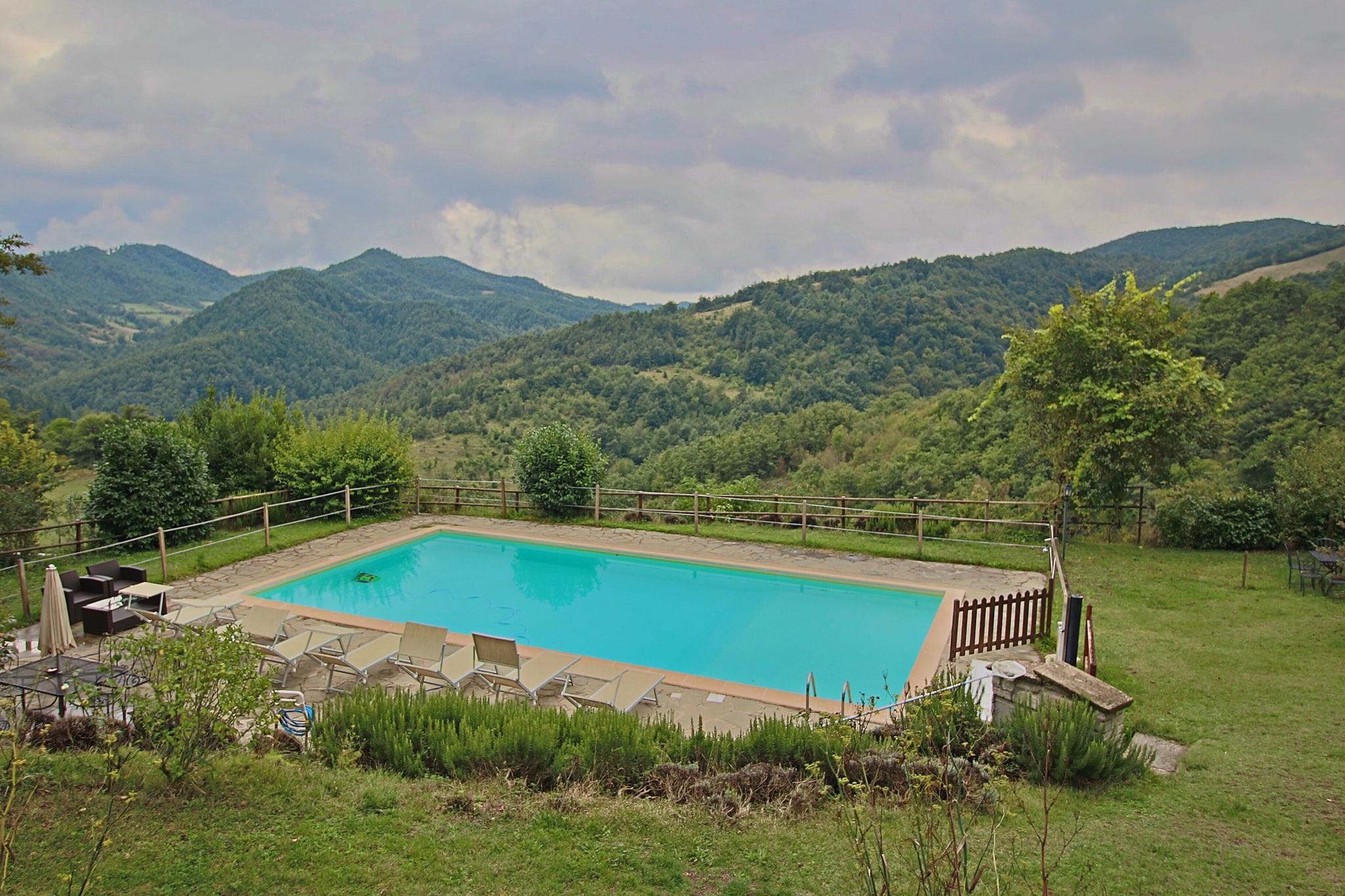 Farmhouse with pool in the hills, beautiful views, in the truffle area


