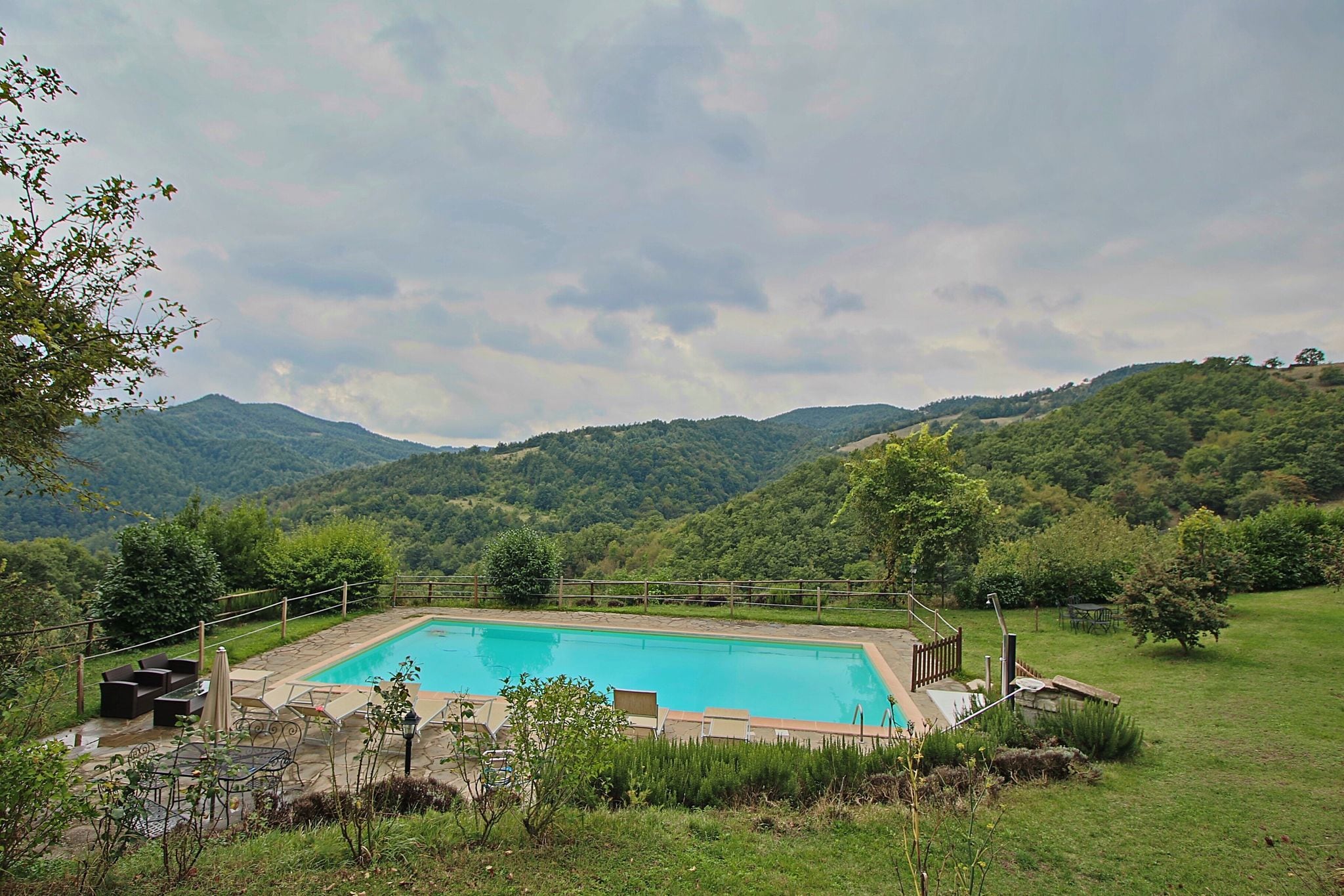 Agriturismo met zwembad in de heuvels, prachtig uitzicht, in het truffelgebied