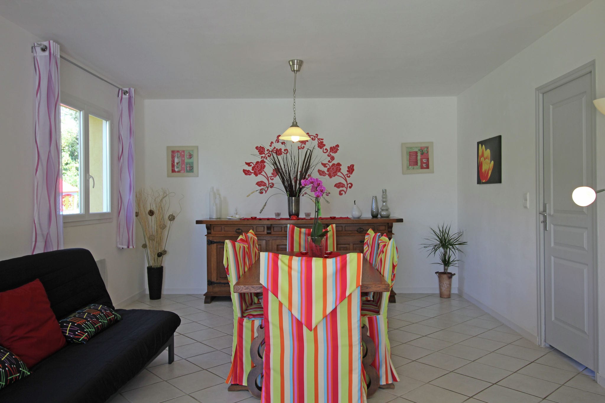 Detached villa with private pool and beautiful garden, 25km from sea and beach