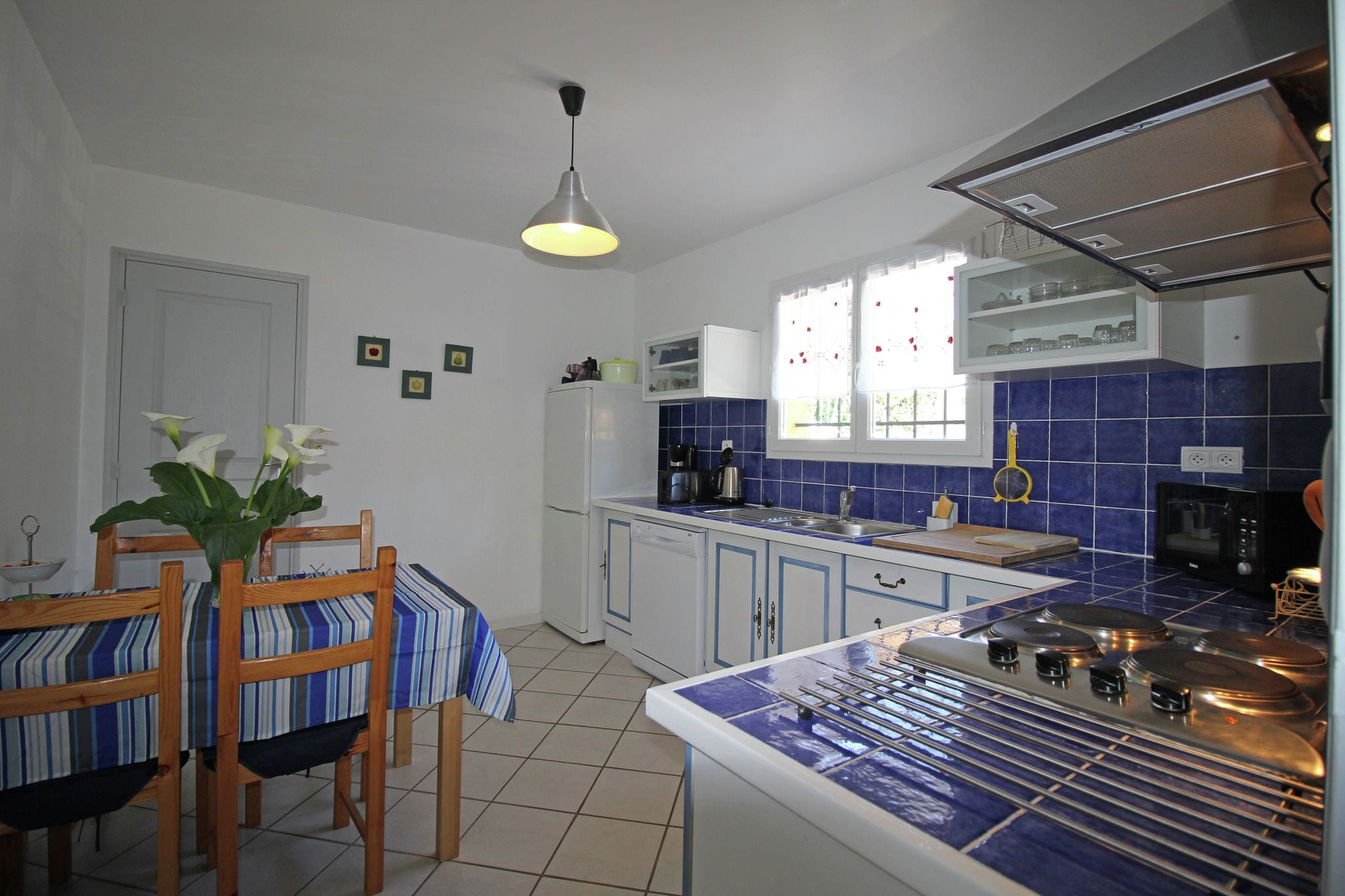 Detached villa with private pool and beautiful garden, 25km from sea and beach