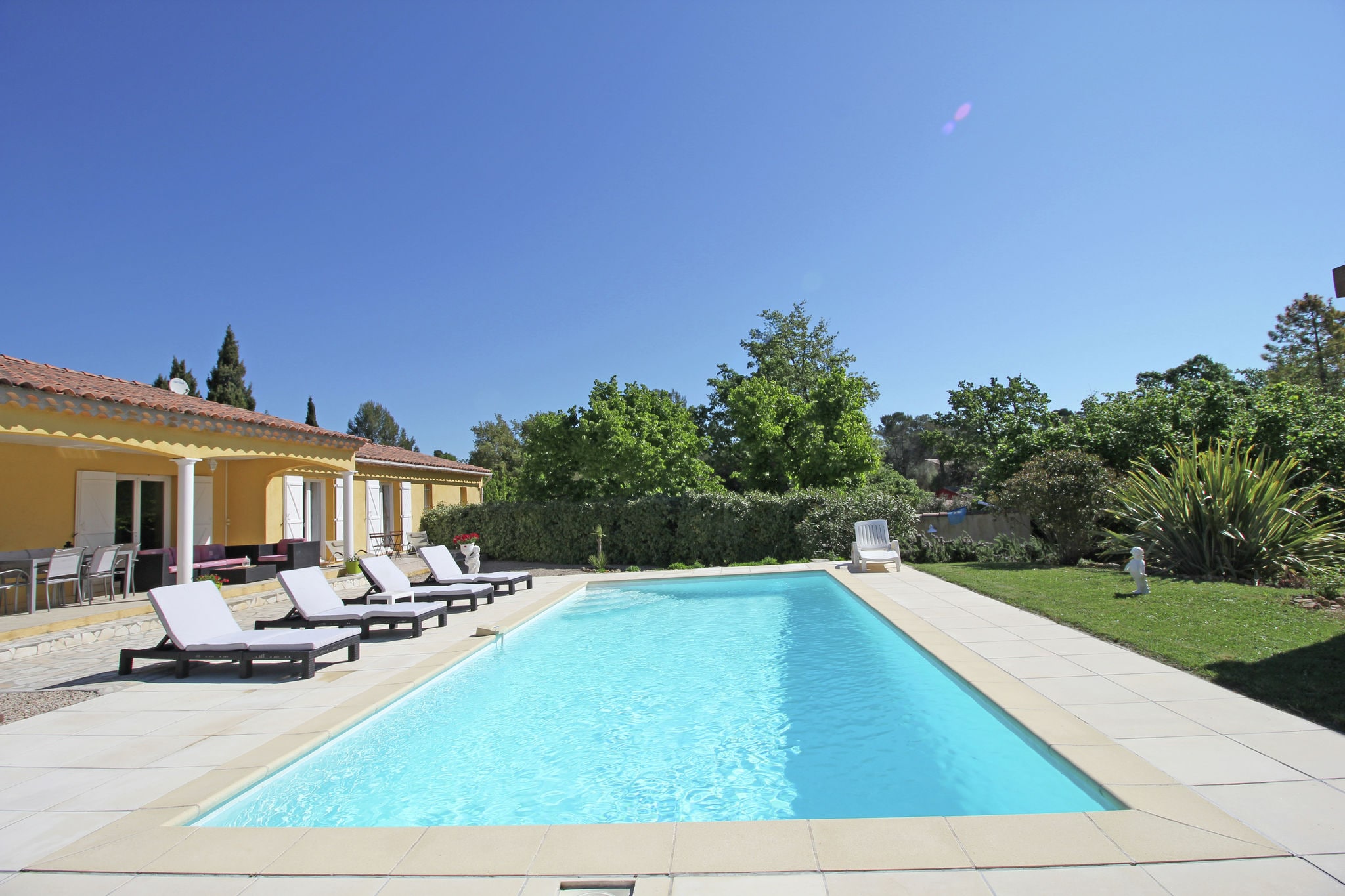 Vrijstaande villa met privézwembad en prachtige tuin op 25km van zee en strand