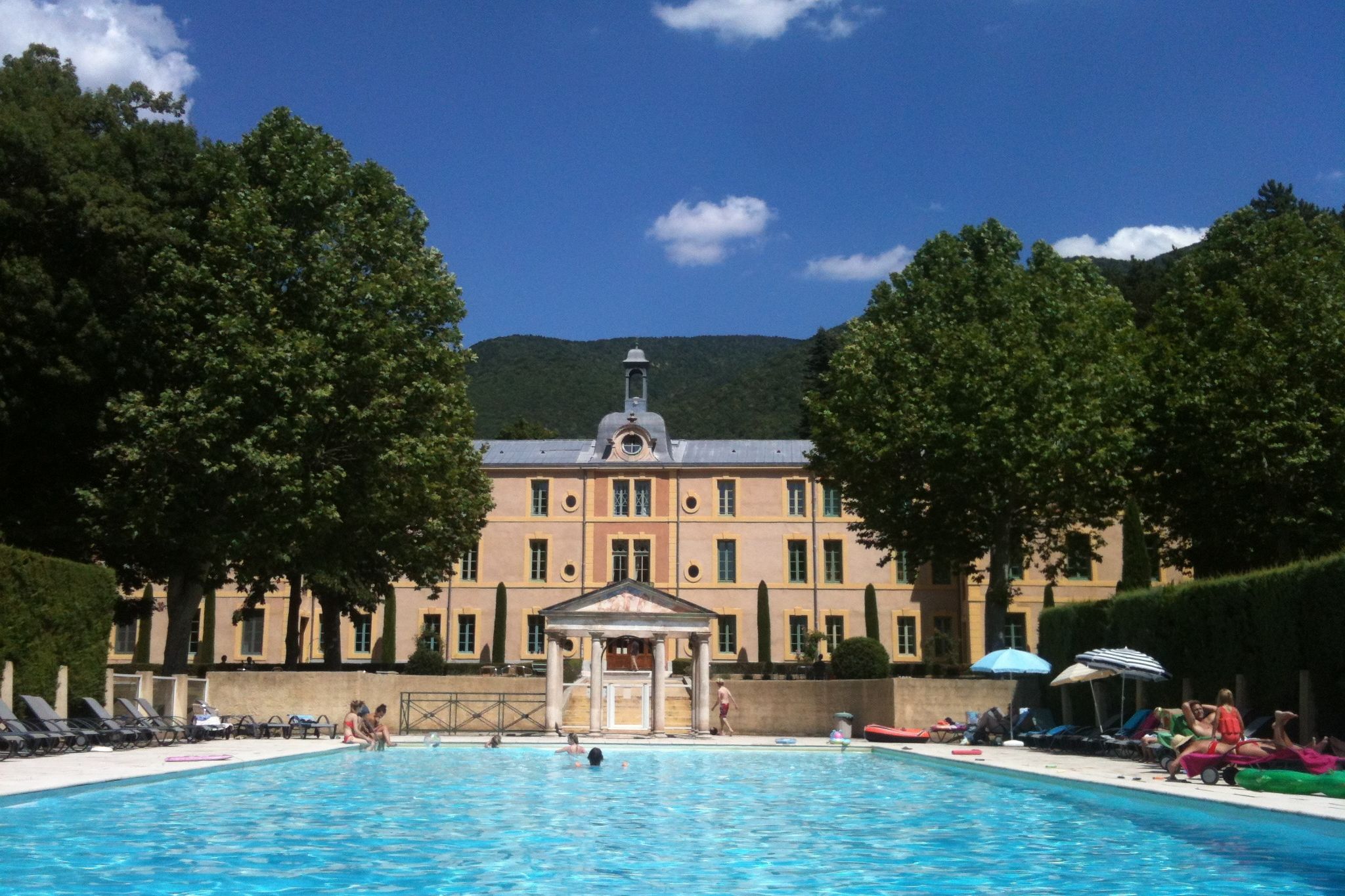 Château historique de Montbrun-les-Bains avec piscine