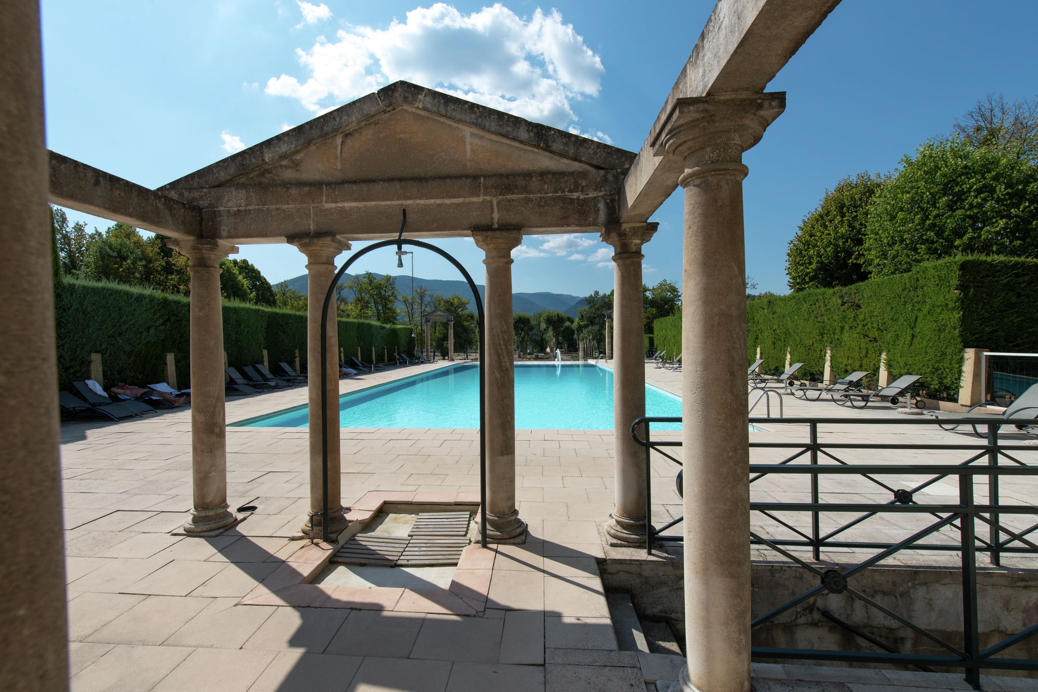 Historisch kasteel in Montbrun-les-Bains met zwembad
