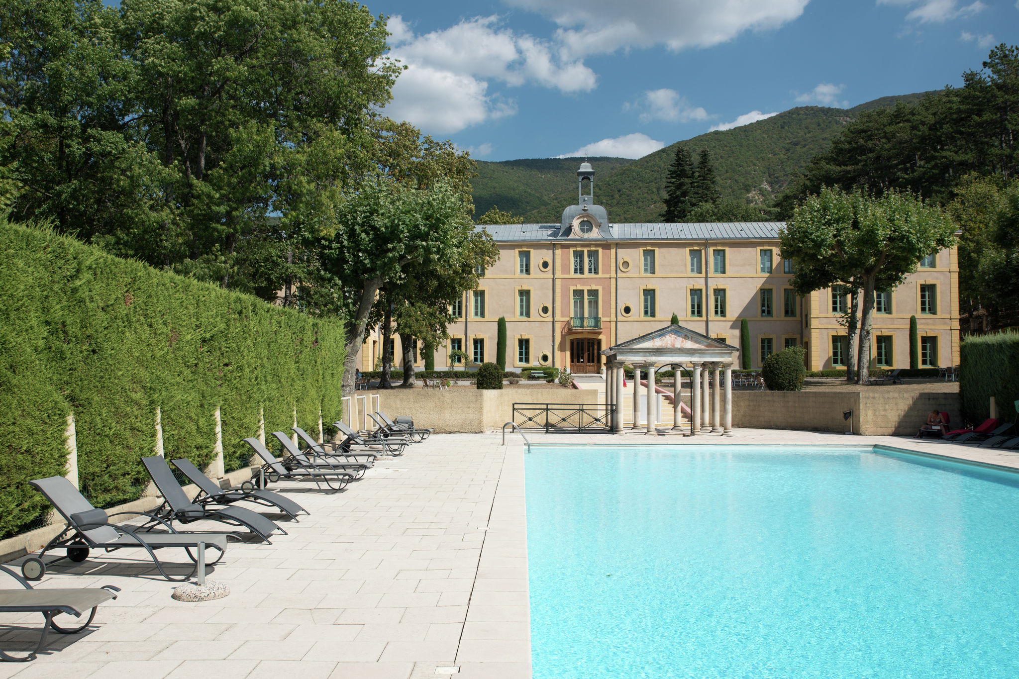 Château historique de Montbrun-les-Bains avec piscine
