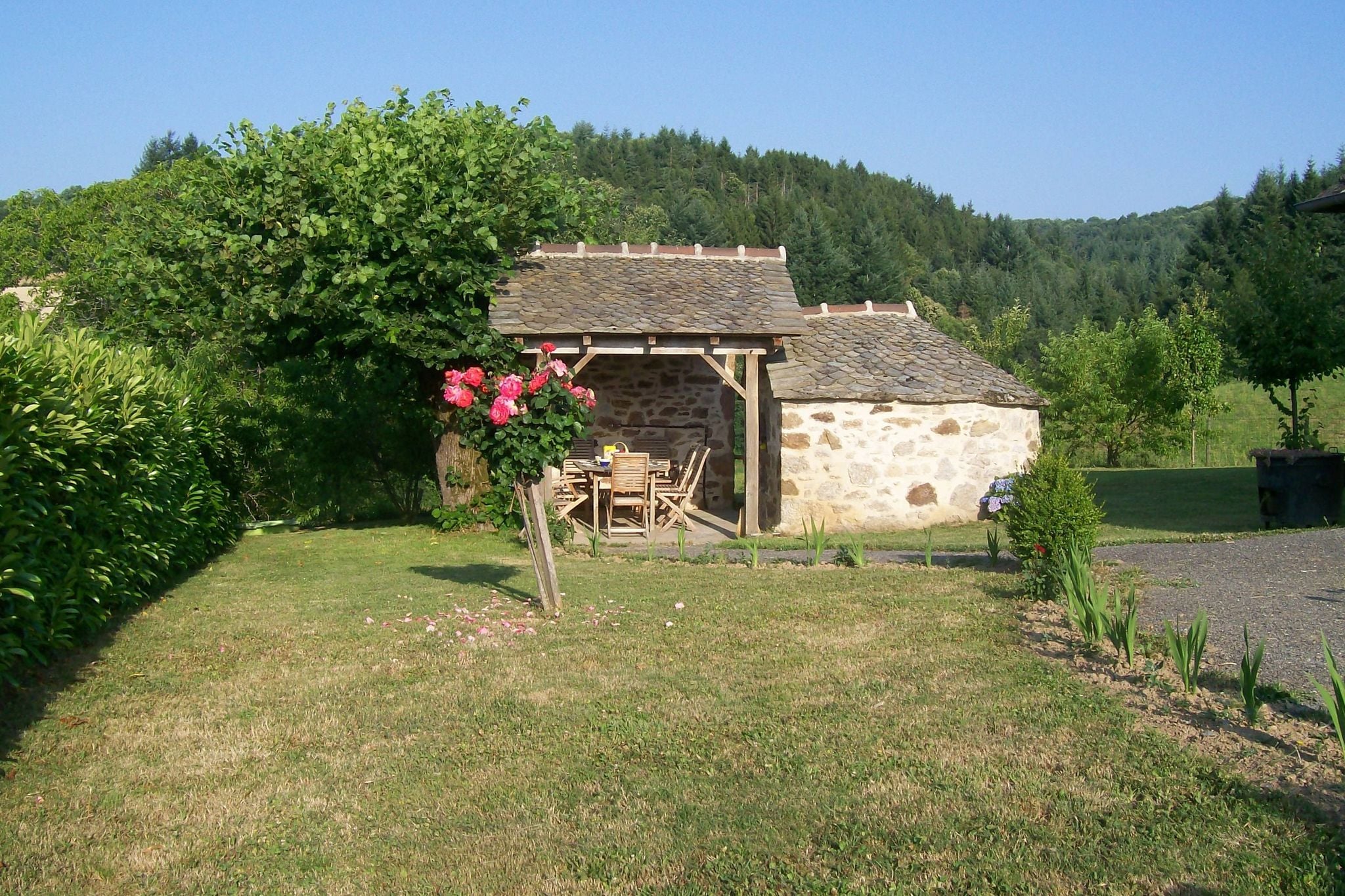 Maison de caractère en pierre avec terrasse en Auvergne