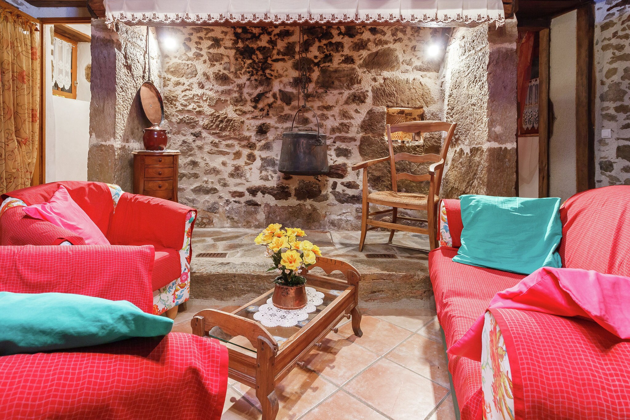 Denkmalgeschütztes Ferienhaus mit Terrasse in der Auvergne