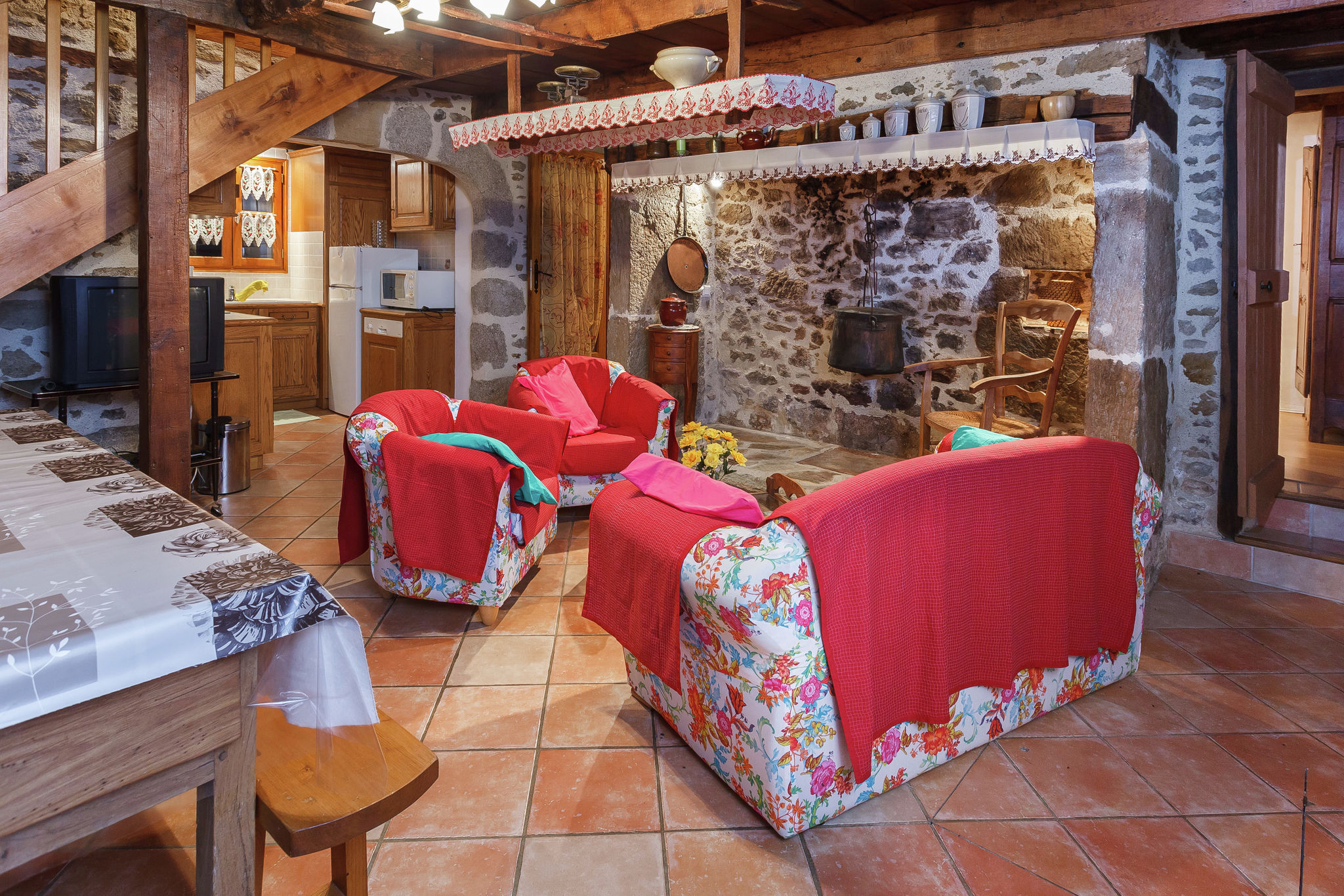 Traditioneel vakantiehuis met overdekt terras in Auvergne