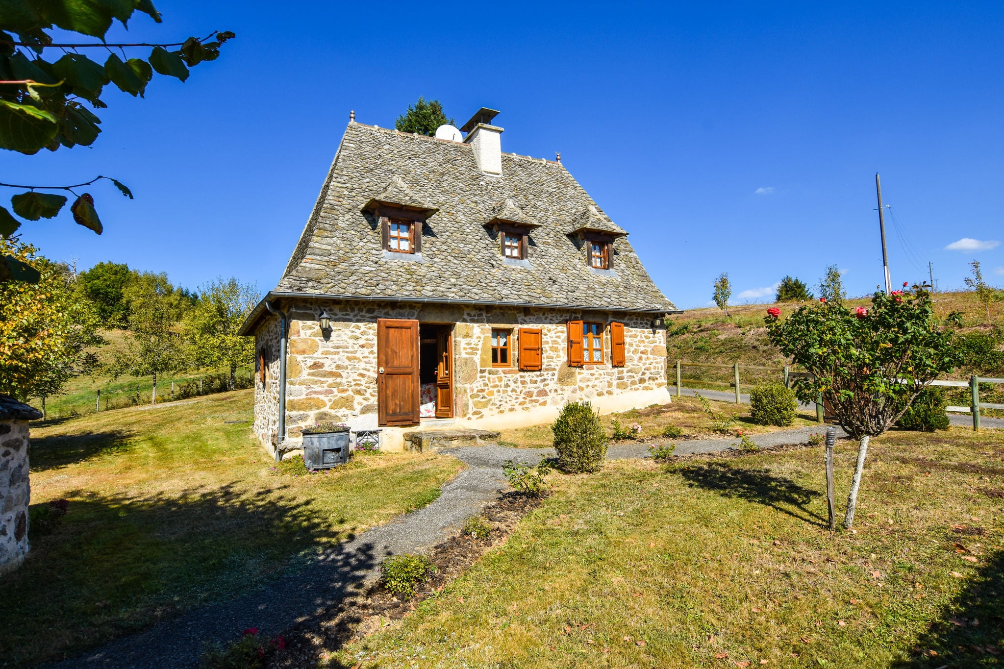 Maison de caractère en pierre avec terrasse en Auvergne