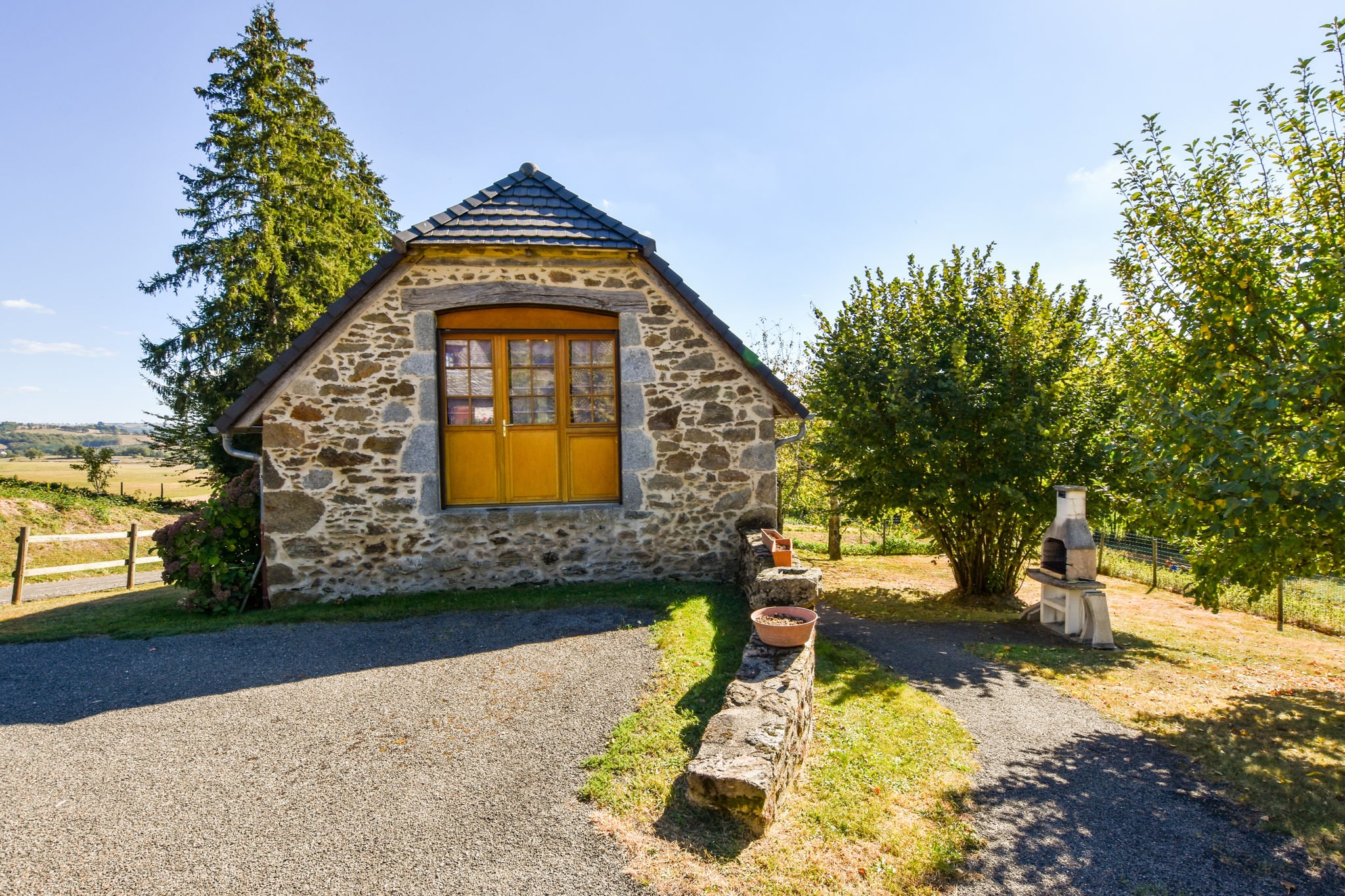 Former farmhouse fully renovated with garden, near the Auvergne volcanoes