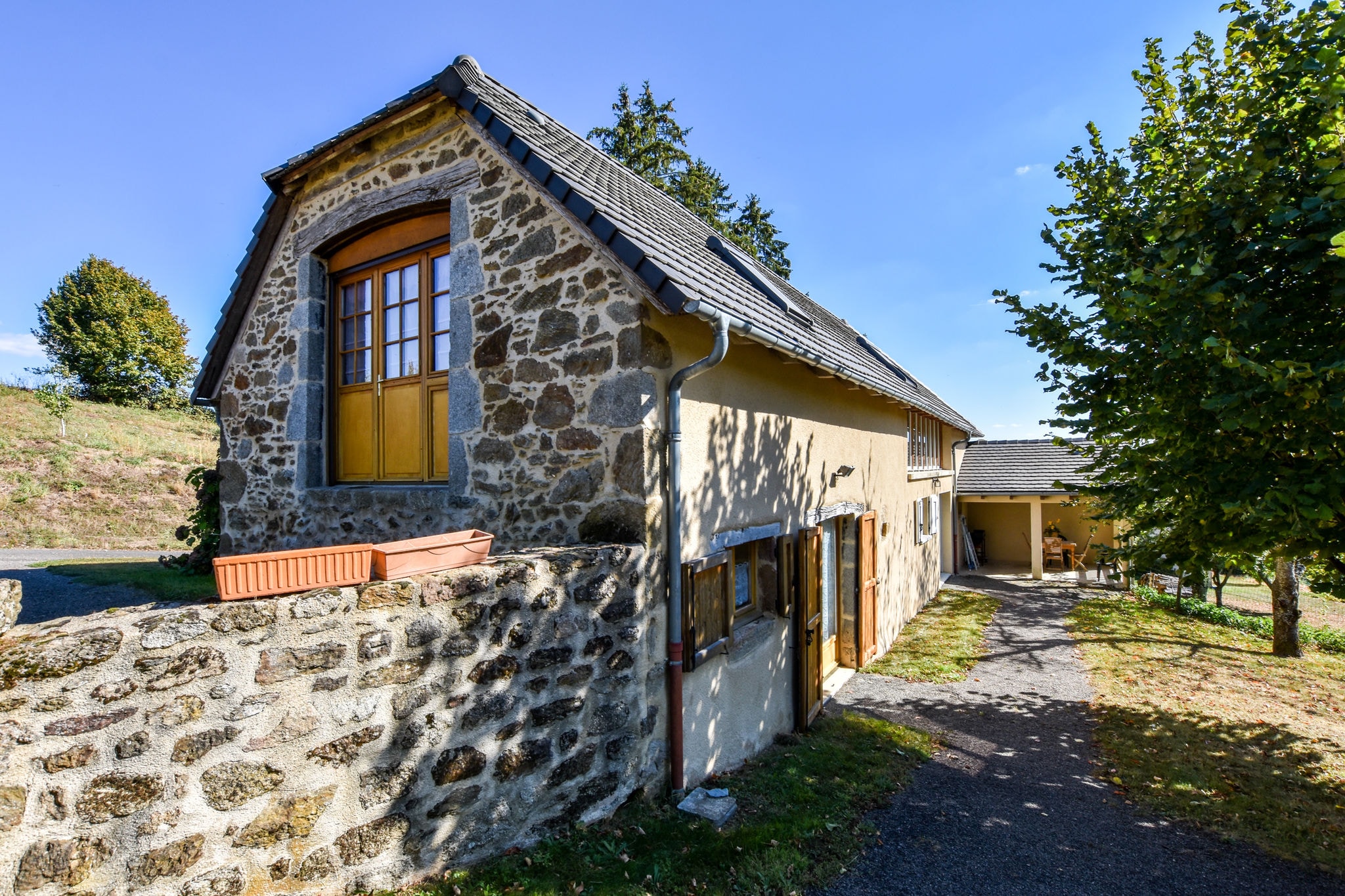 Former farmhouse fully renovated with garden, near the Auvergne volcanoes