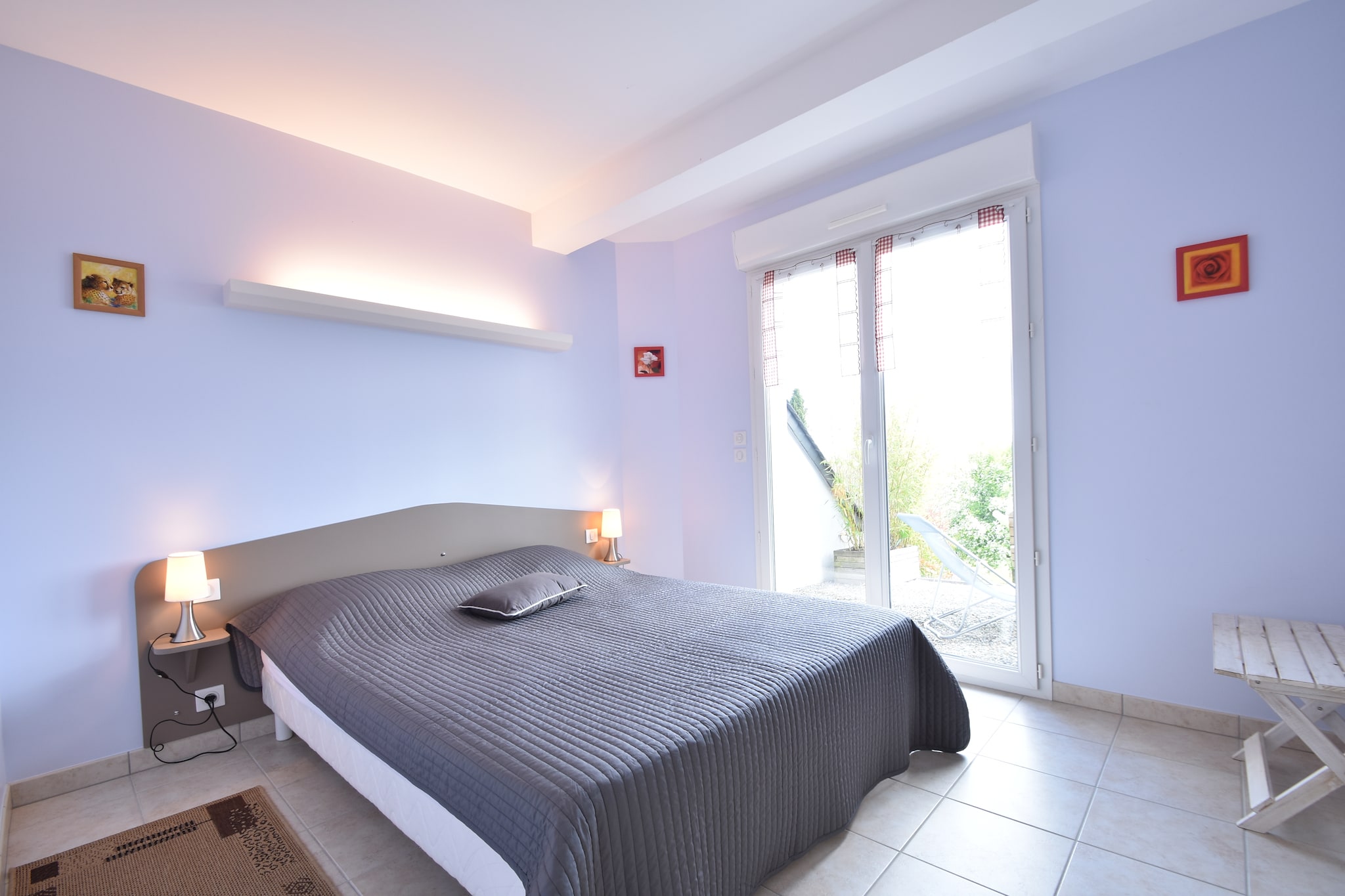 Ground floor: (open kitchen(oven, combination microwave, dishwasher, fridge-freezer, washing machine), Living/diningroom(TV, dining table, seating area), bedroom(double bed(twin blanket, 160 x 200 cm)), bathroom(shower, washbasin), toilet)\n\nmezzanine: (bedroom(single bed, single bed))\n\nOn the 1st floor: (bedroom(2x single bed(blanket, 90 x 190 cm)), toilet(washbasin))\n\nheating(electric), terrace(fenced), garden(fenced), garden furniture, BBQ, parking, deckchairs, boules court, play equipment, table tennis table, high chair