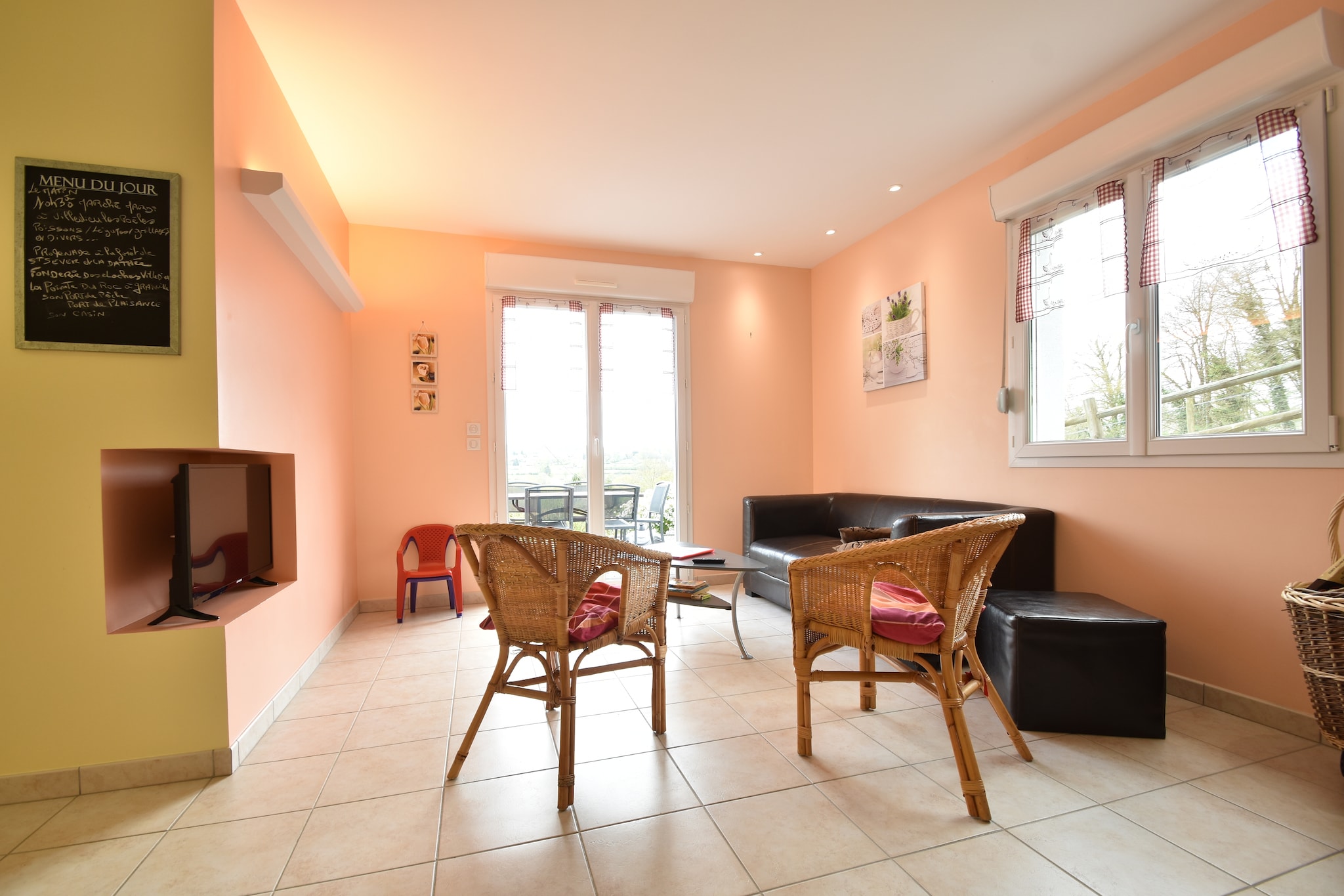 Set in a peaceful countryside location, this modern and well-equipped holiday home offers bright, beautifully furnished interiors and a spacious garden, perfect for families or groups. Children will love the play modules, boules pitch, and table tennis table, while adults can relax in the serene surroundings.
Located just 2 km from Villedieu-les-Poêles, known for its historic bell foundry, the home is ideally placed for day trips across Normandy. Visit Champrepus Zoo (10 km), spend a day at the beach (25 km), or explore Granville, the nearest seaside resort, just 20 minutes away. Caen and Mont-Saint-Michel are both reachable in 40 minutes, making this a perfect base for cultural and coastal adventures.
Guests are welcomed with a bottle of water and Norman cakes, and enjoy easy check-in with a code and keys. Parking is available, and guests may choose to clean the house before departure or opt for a €85 cleaning fee. Please remember to close the curtains upon checkout.
Whether you're exploring Normandy or enjoying the garden, this home offers a comfortable and activity-rich retreat.