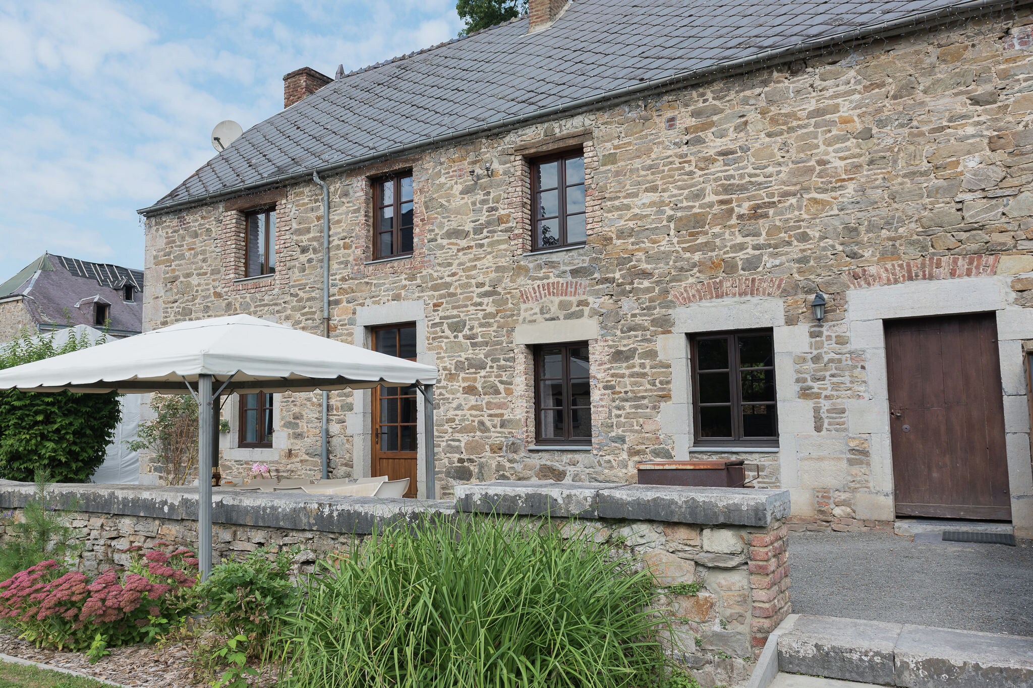 Charmantes Ferienhaus in Vireux-Wallerand mit Terrasse