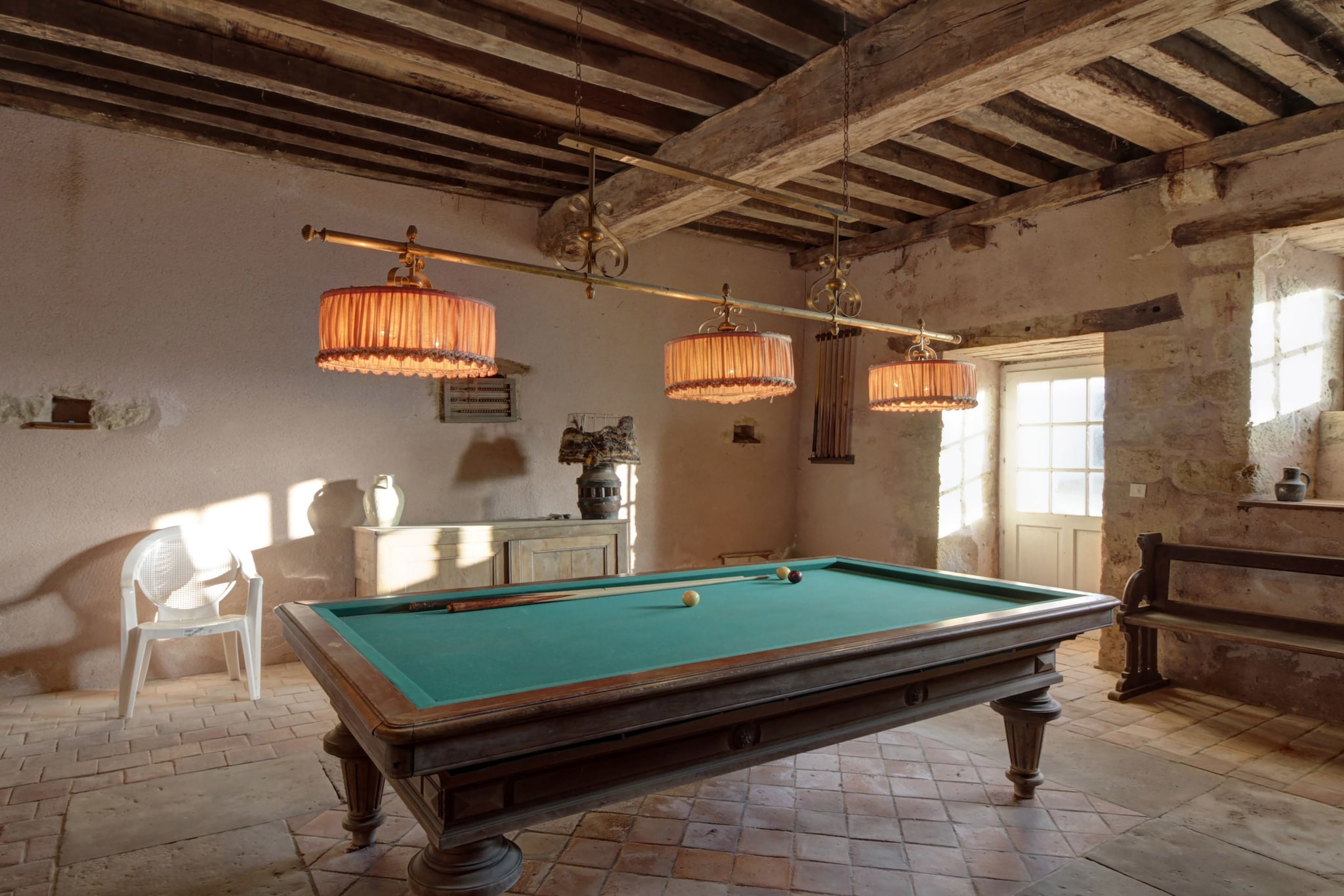 Ground floor: (Sitting room(fireplace), dining room(fireplace), Kitchen(oven, dishwasher, freezer), toilet(toilet), pantry)\n\nOn the 1st floor: (Bedroom with bathroom(2x single bed, shower, washbasin), Bedroom with bathroom(2x single bed, shower, washbasin, bidet), Bedroom with bathroom(double bed, bath tub, washbasin, bidet), Bedroom with bathroom(double bed, bath tub, washbasin, toilet, bidet), toilet(toilet))\n\n2x single bed, washing machine, courtyard(private, fenced), garden, garden furniture, BBQ, table tennis table, billiards