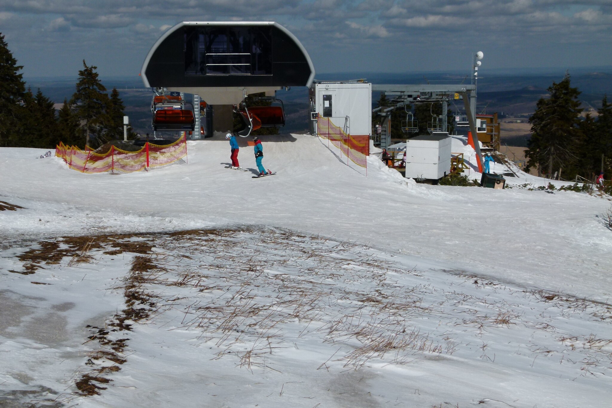Visit this charming holiday home in the Czech Republic, which features a lovely garden and beautiful surroundings. There are 3 bedrooms that together can accommodate 8 guests. This option is suitable for winter sports enthusiasts and nature lovers. There is so much to do for young and old! 

Start the day with a healthy walk through the forest, which can be found 200 m from the accommodation. In the morning you can get breakfast at the supermarket 500 m away and the nearest restaurant is also 500 m away. 

The accommodation has a large eat-in kitchen with dining area. On the first floor is the very spacious living room. If you don't want to eat out for an evening, you can prepare a delicious dinner yourself in the kitchen. The holiday home is equipped with play equipment for children and a garden furnished with attractive garden furniture. 

The beautiful Karlovy Vary is 20 km away, a very well-known spa where you will certainly not be bored within 1 day. There are beautiful buildings, swimming pools, shops, golf courses, etc. In addition, you can take beautiful walks in the various parks in the immediate vicinity of Karlovy Vary. Marianske Lazne, a little further away, is also a beautiful spa town. Tip: take the train from Karlovy Vary to Marianske Laszne! Prague is doable for a day trip: within 2 hours you are in the center of Prague.