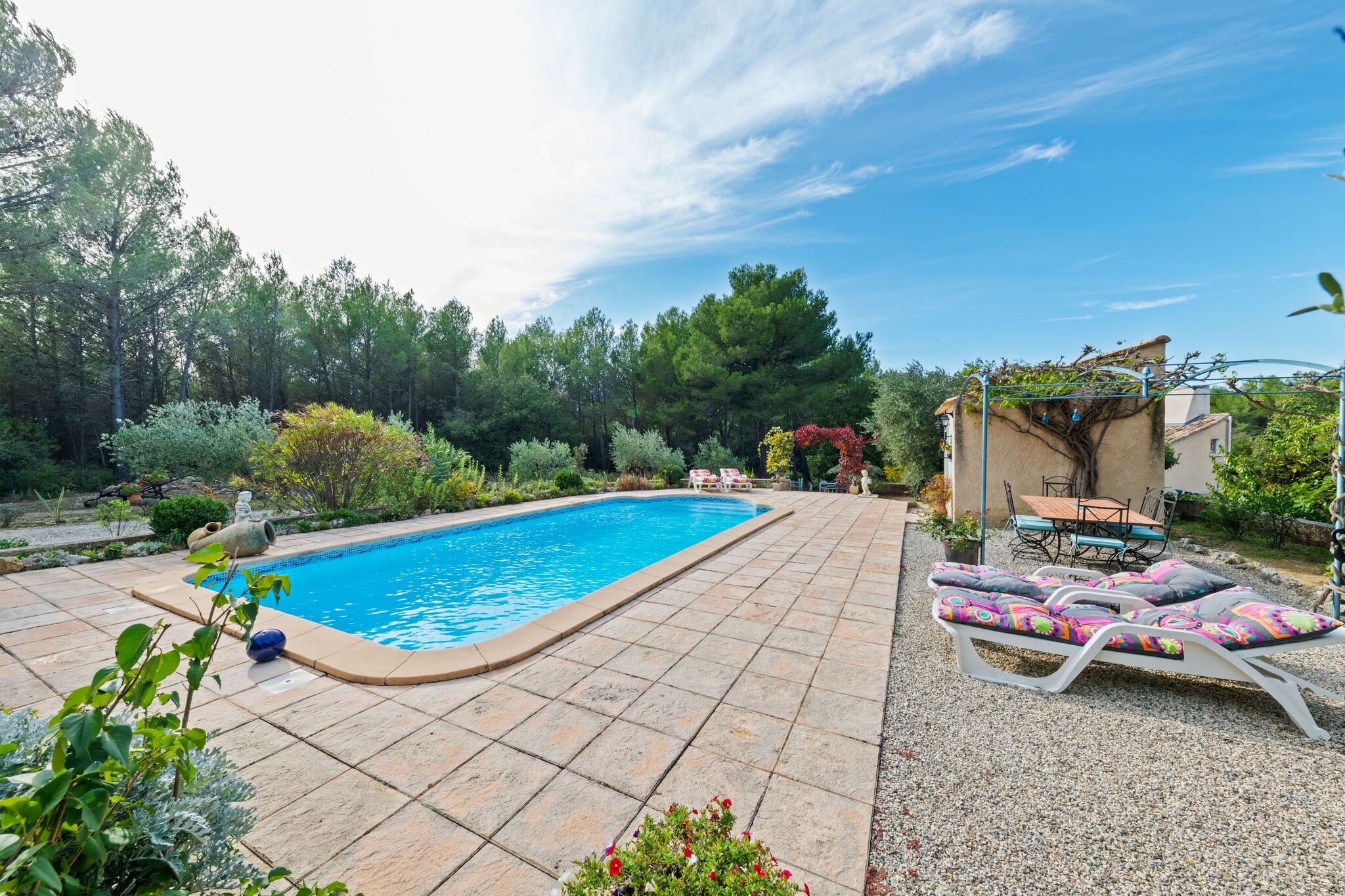 Tastefully furnished villa with terrace, private swimming pool near of Lambesc.