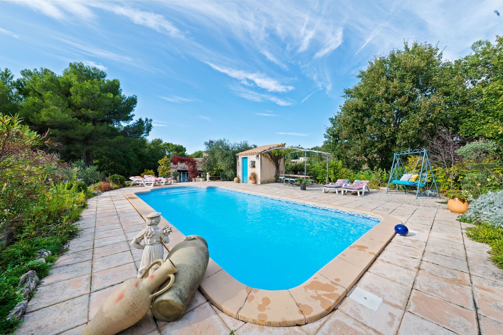 Tastefully furnished villa with terrace, private swimming pool near of Lambesc.
