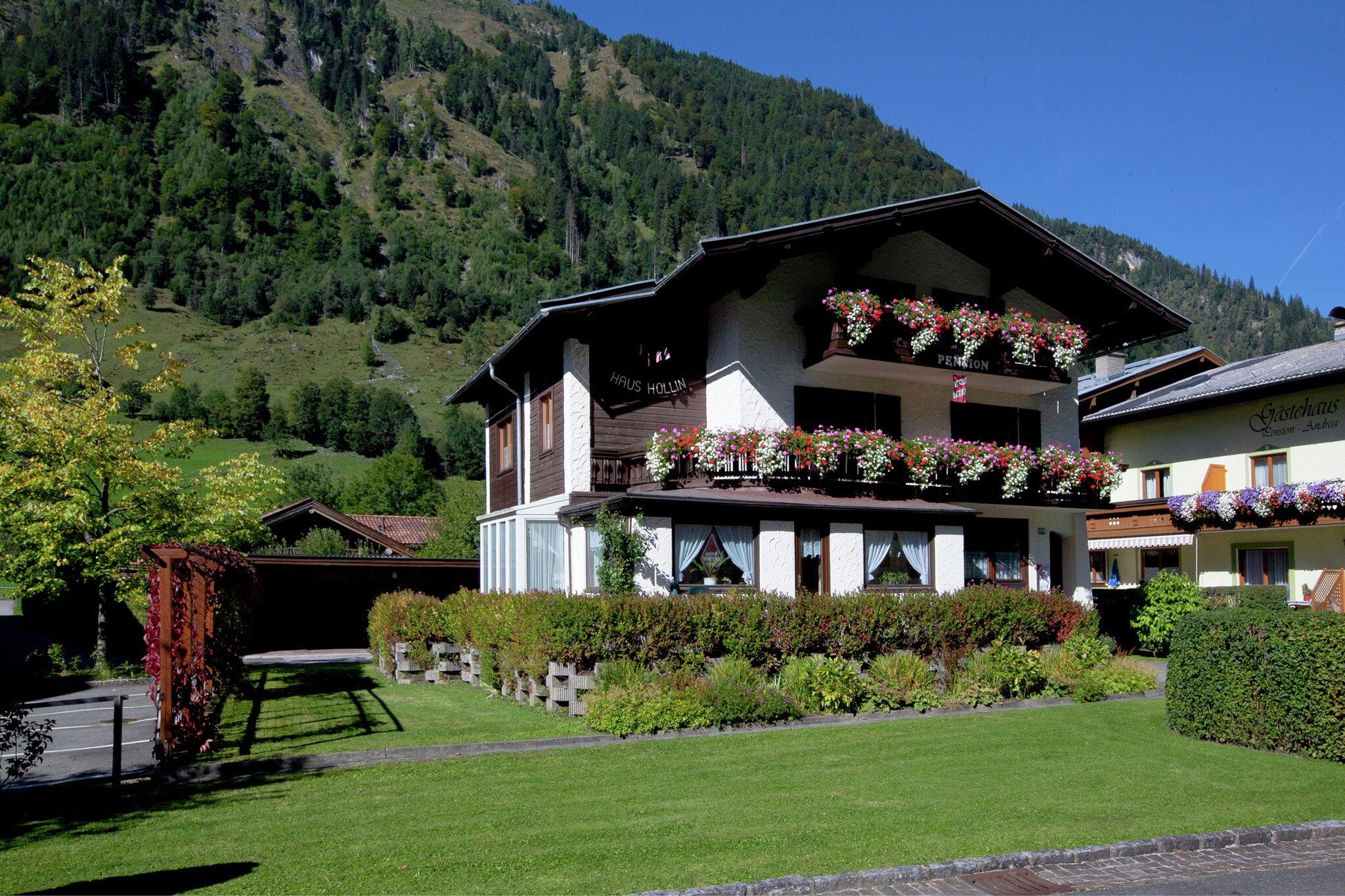 Landhaus Hollin is located in the heart of picturesque Fusch an der Großglocknerstraße, a stone's throw from the famous Zell am See and Kaprun, at an altitude of 800 m. This detached country house, which you will have all to yourself, consists of 2 separate vacation apartments and is ideal for families or friends traveling together. On the ground floor, you have a large living room with a dining area for 18 people and a kitchen. In addition, there are 8 bedrooms with 6 bathrooms with toilets. There is an additional toilet on the ground floor.
In winter, there is a beginner's lift directly behind the house, ideal for beginners or children. Cross-country ski trails pass right by the house and the ski rental and ski school are located directly opposite your accommodation. The free ski bus, which stops just 200 meters from the house, takes you quickly to the ski slopes of Zell am See.
Fusch is an ideal location in both winter and summer, as the famous Grossglockner Road, which passes directly in front of the house, takes you to the well-known towns of Zell am See and Kaprun in no time.
