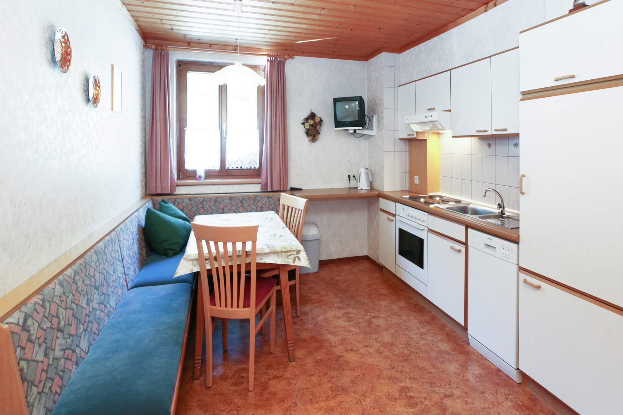 Ground floor: (hallway, Living room(TV(cable), stove(wood)), dining room, Large kitchen(coffee machine, oven, microwave, dishwasher), bedroom(double bed, double sofa bed), bathroom(bath tub, shower, 2x washbasin, toilet), toilet)\n\nOn the 1st floor: (Large kitchen(TV(cable), oven), bedroom(double bed, double sofa bed), bedroom(single sofa bed, double bed), bedroom(double sofa bed, washbasin), bedroom(double sofa bed, washbasin), bathroom(shower, washbasin, toilet), bathroom(shower, washbasin, toilet))\n\nOn the 2nd floor: (Large kitchen(oven, dishwasher), bedroom(2x single bed), bedroom(single sofa bed, bunk bed), bedroom(single sofa bed, double bed), bathroom(shower, washbasin, toilet), bathroom(shower, washbasin, toilet), bathroom(shower, washbasin, toilet))\n\nBasement: (ski storage(ski boot heaters))\n\nbalcony, balcony, heating(central), garden, 8x parking, children\'s bed, high chair