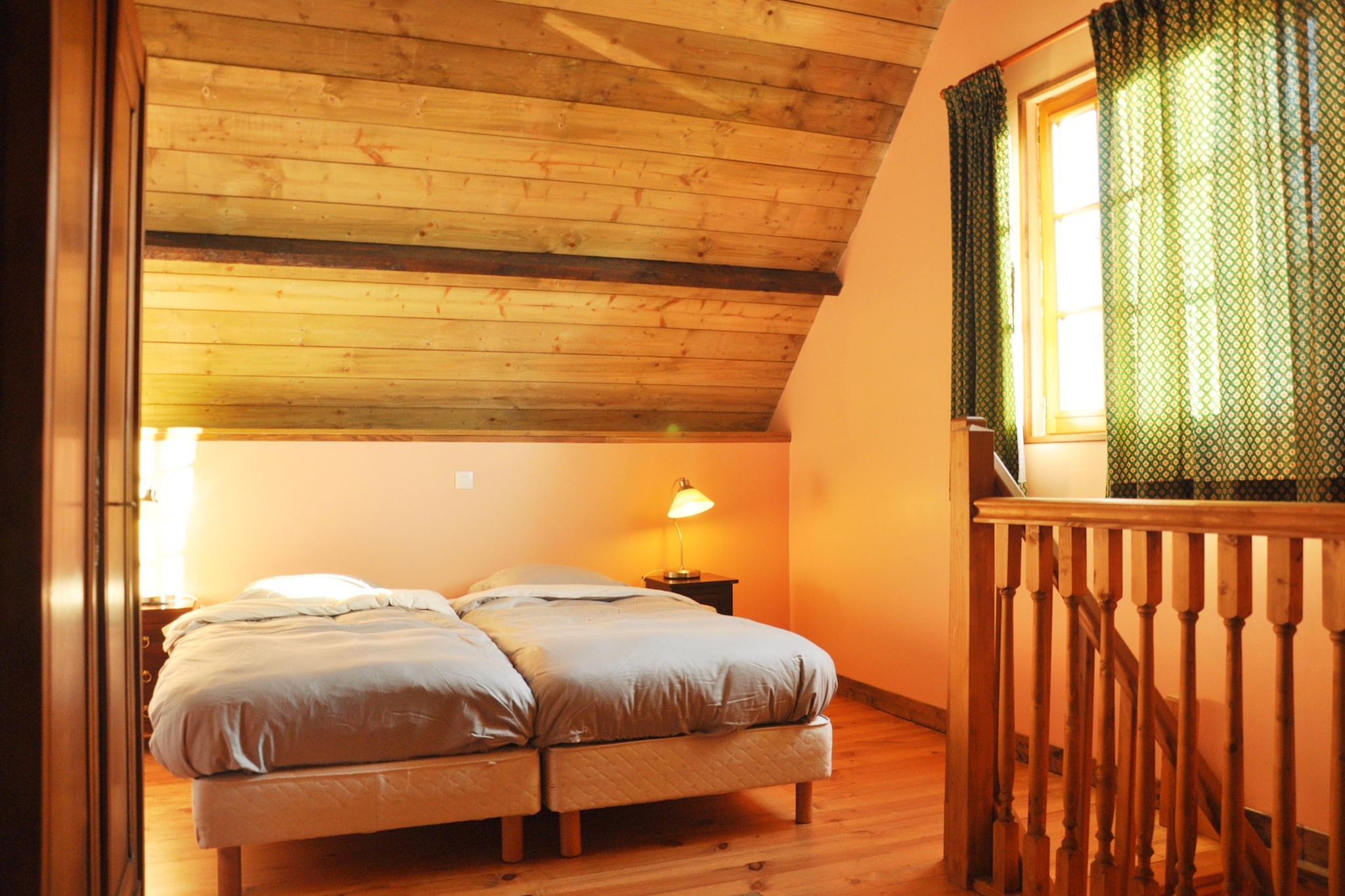 Ground floor: (Living room(TV(satellite), stove(Pellet), DVD player, stereo unit), open kitchen(coffee machine(filter), oven(grill-oven), microwave, dishwasher), bathroom(bath tub, shower(unit), washbasin, toilet, hairdryer), toilet(washbasin))\n\nOn the 1st floor: (bedroom(single bed, double trundle bed), bedroom(2x single bed(90 x 200 cm)))\n\nTV, stove, microwave, dishwasher, bathtub or shower, shower, massage shower, washing machine, heating, terrace, garden, bicycle storage, garden furniture, sun loungers, BBQ, parking, parasol, play equipment, children\'s bed, high chair, playpen, ironing board