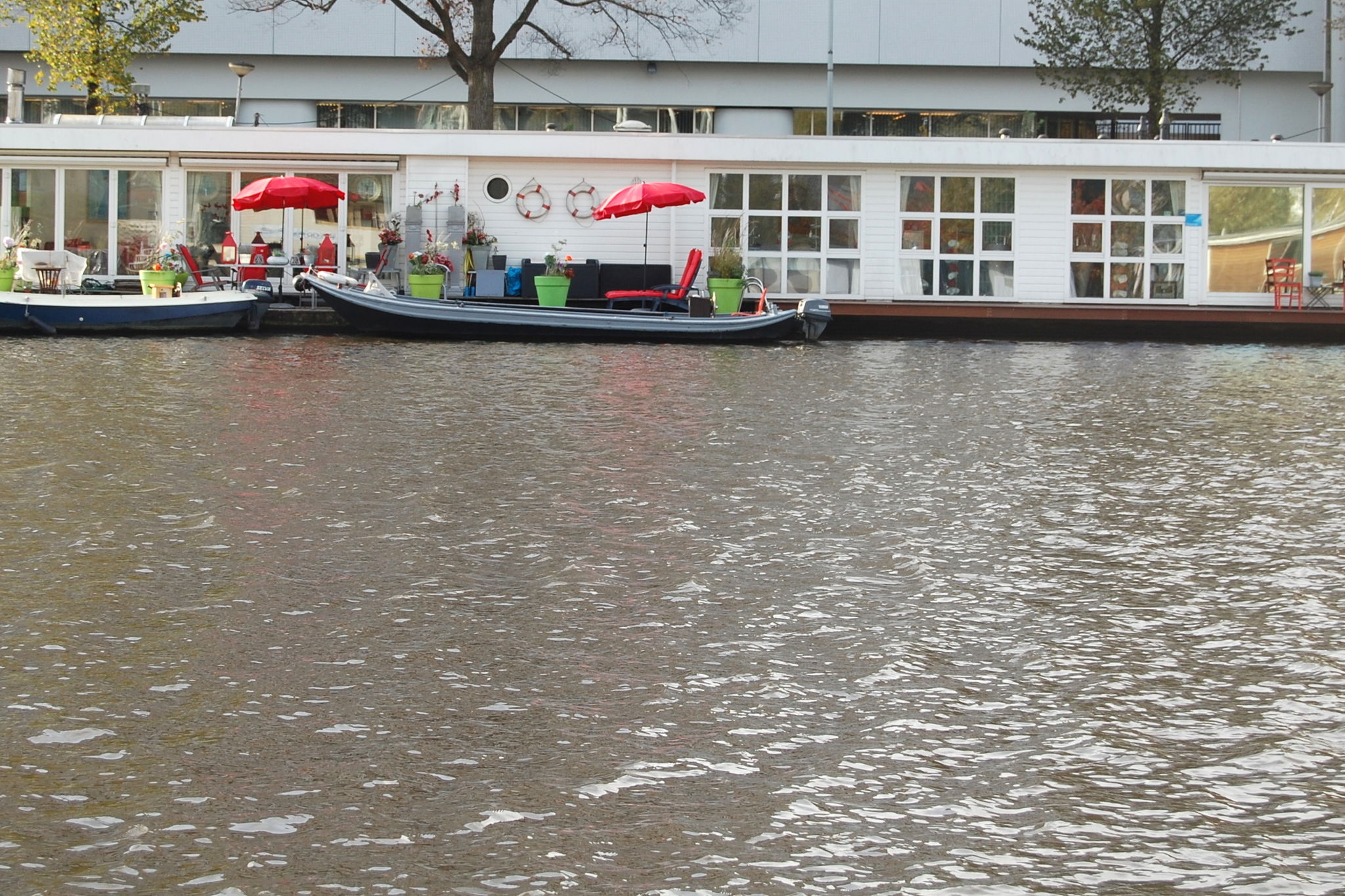 Moderne Hausboot-Ferienwohnung mit Terrasse in Amsterdam