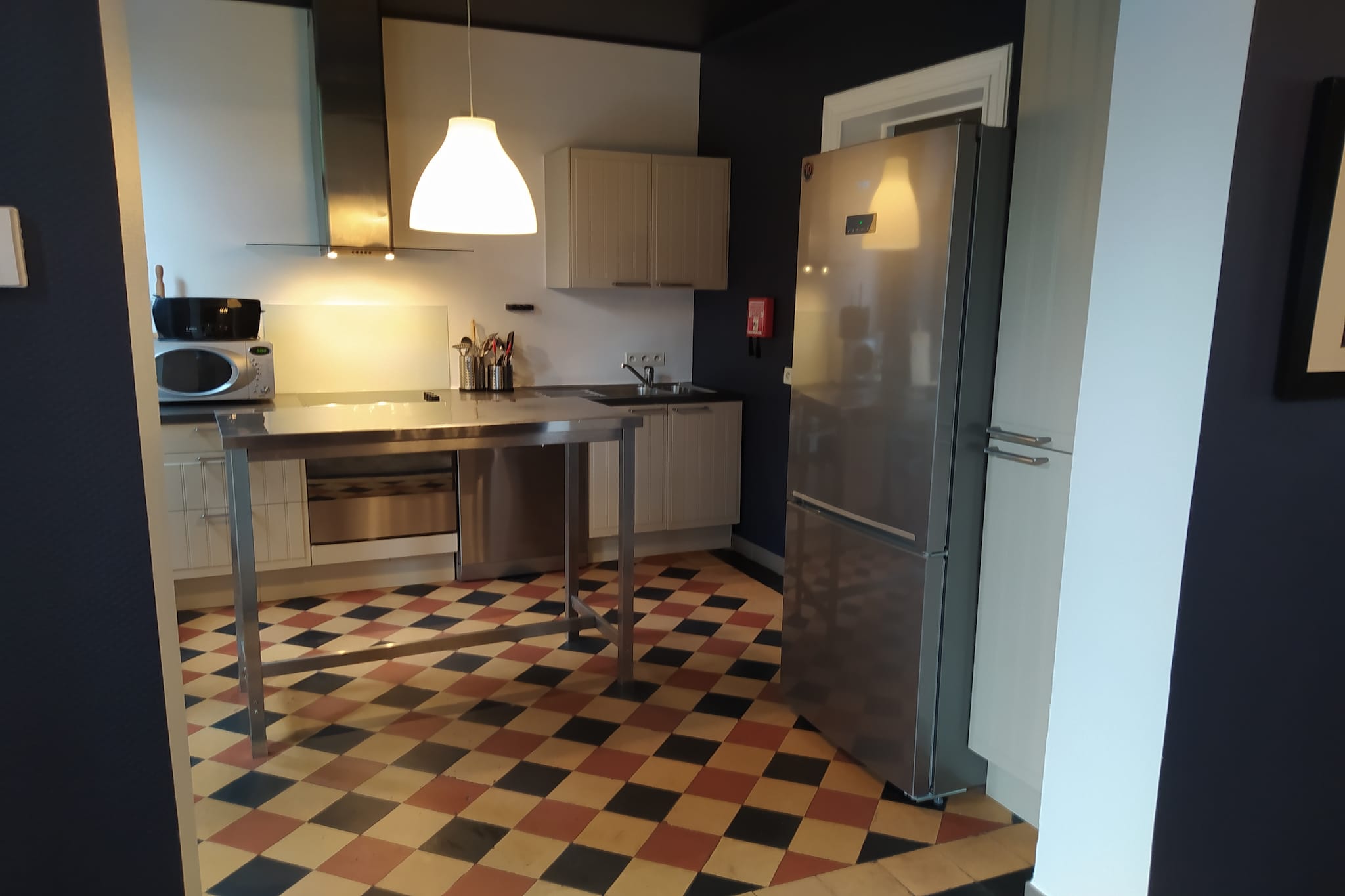 Ground floor: (hallway, hallway, Living room(TV, DVD player), Kitchen(cooker(ceramic), oven, microwave, dishwasher, fridge-freezer), toilet)\n\nOn the 1st floor: (bedroom(2x single bed), Bedroom with bathroom(2x single bed, shower, washbasin), bathroom(shower, washbasin), toilet)\n\nOn the 2nd floor: (bedroom(double bed(160 x 200 cm)), bedroom(2x single bed(90 x 200 cm)), bedroom(2x single bed(90 x 200 cm)), bathroom(shower, washbasin), toilet)\n\ntumble dryer, washing machine, heating(central), terrace, garden, garden furniture, BBQ, boules court, children\'s bed, high chair