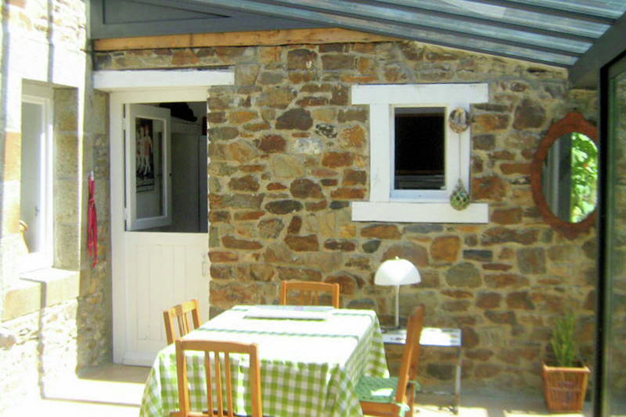 Mooi klein vakantiehuis met veranda in Pordic