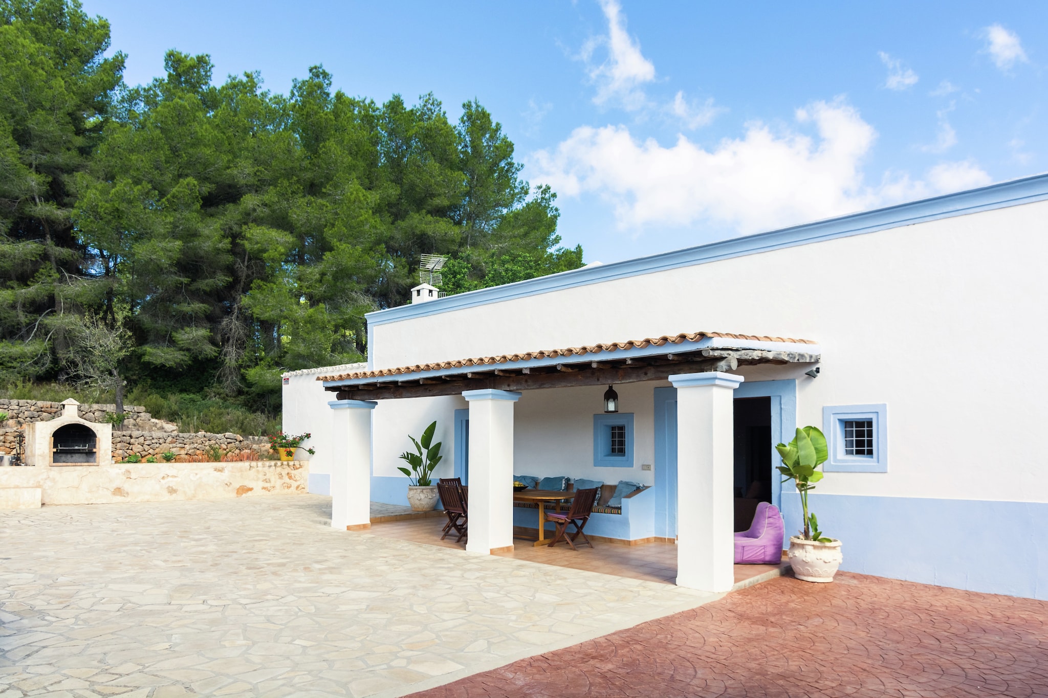 Ground floor: (Living room(TV(satellite), stove(wood), DVD player, CD player), Kitchen(cooker(ceramic), oven, microwave, dishwasher, fridge-freezer), bedroom(double bed, air conditioning), bedroom(2x single bed, air conditioning), bathroom(bathtub with shower, washbasin, toilet), bathroom(bathtub with shower, washbasin, toilet), pantry(washing machine))\n\nmezzanine: (bedroom(2x single bed, air conditioning), bathroom(bathtub with shower, washbasin, toilet))\n\nterrace(private), garden(fenced), BBQ, swimming pool(private, 11 x  4 m.)