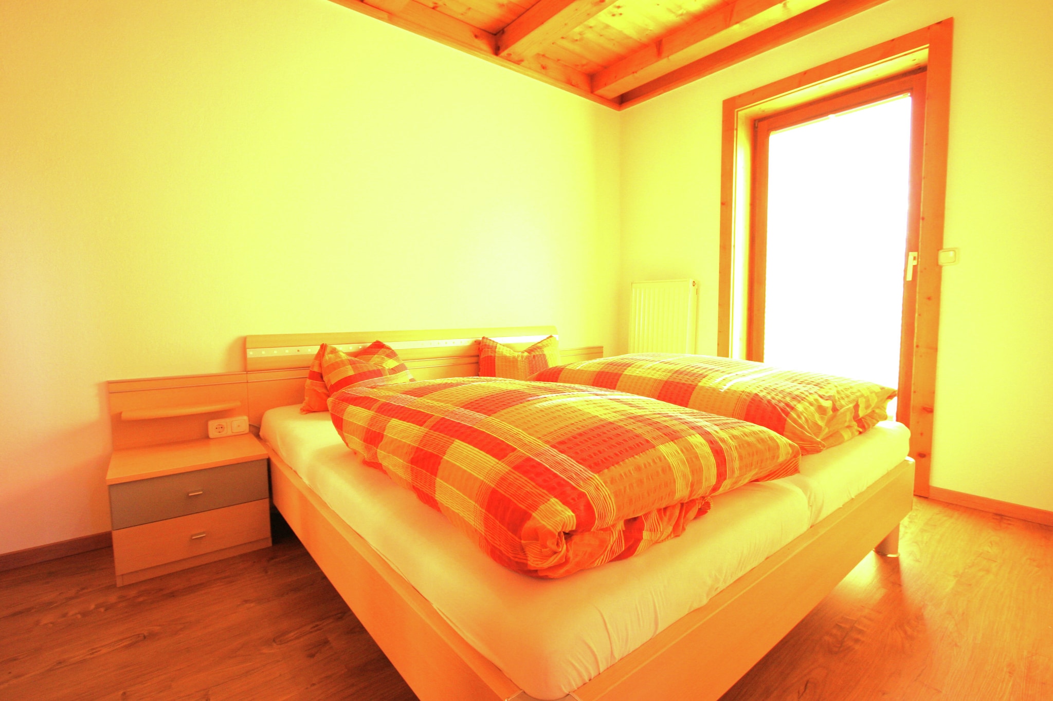 Ground floor: (Living room(TV(flatscreen), fireplace), open kitchen(cooker(4 ring stoves, ceramic), coffee machine(filter), oven, dishwasher, fridge-freezer), bedroom(double bed, balcony, garden furniture), bathroom(shower, washbasin, toilet))\n\nheating(central), parking, play equipment