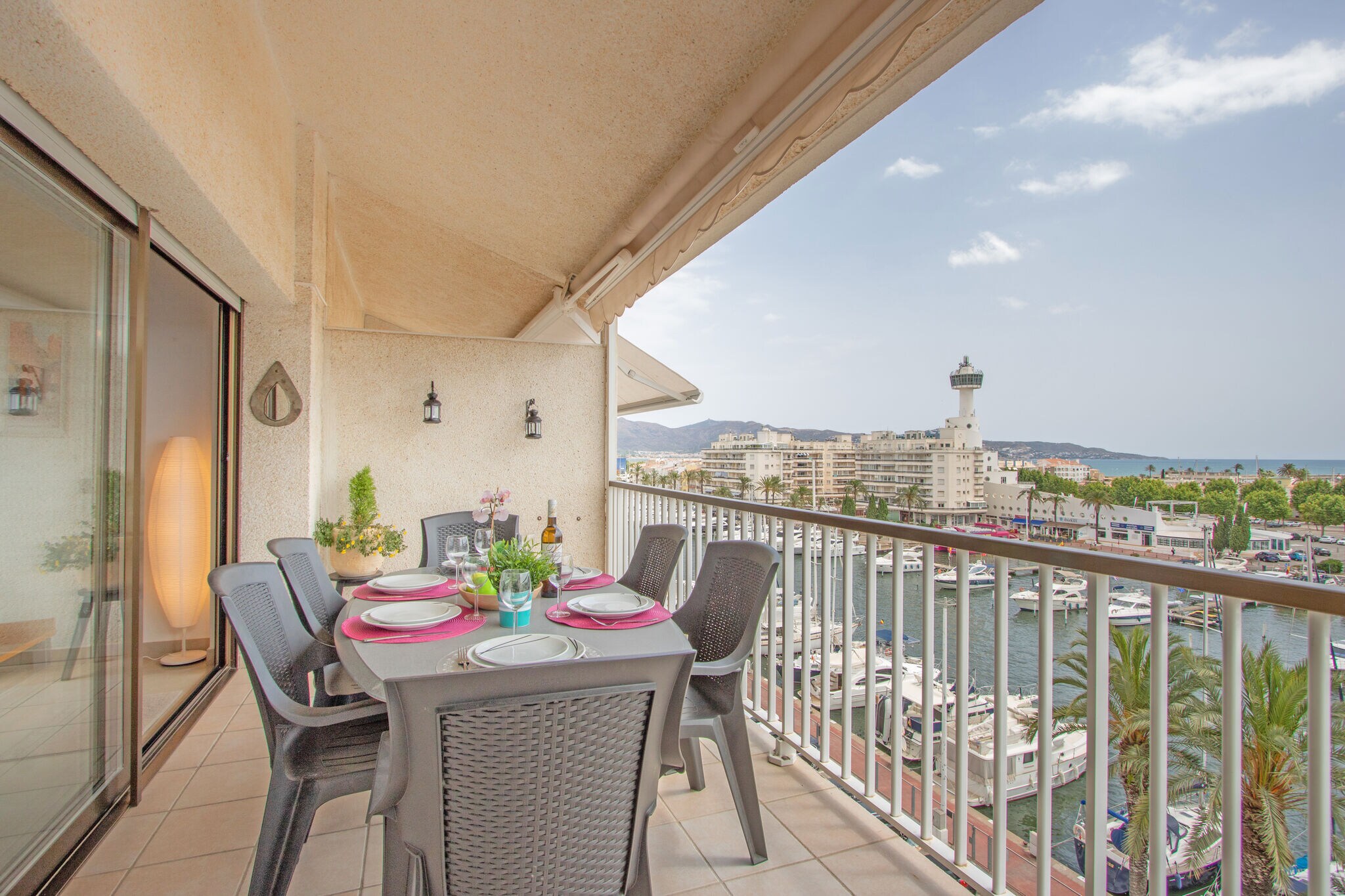 Sea-view Apartment in Empuriabrava with Roof Terrace