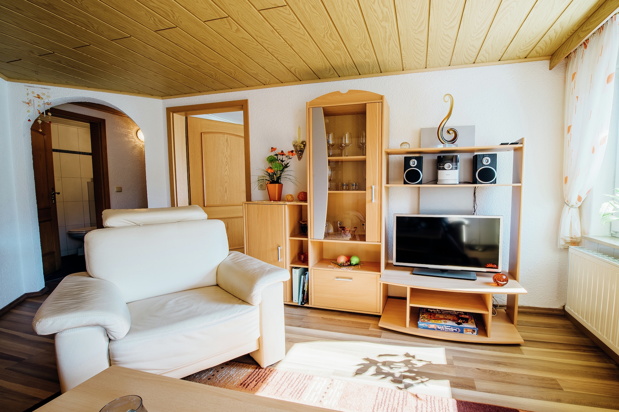 Ground floor: (Entrance, hall, Living room(TV(satellite), radio), Kitchen(toaster, cooker(4 ring stoves, electric), coffee machine, oven, microwave, fridge(+ freezer)), bedroom(double bed), bedroom(single bed), bathroom(shower, washbasin, toilet))\n\ngarage, tumble dryer(paid), cot, heating(central, oil), terrace(private, 20 m2), garden(shared with other guests, 1000 m2), bicycle storage, garden furniture, BBQ(electric, charcoal), parking, deckchairs, parasol, changing mat, play equipment, table tennis table, bicycles available, high chair, ironing board, iron