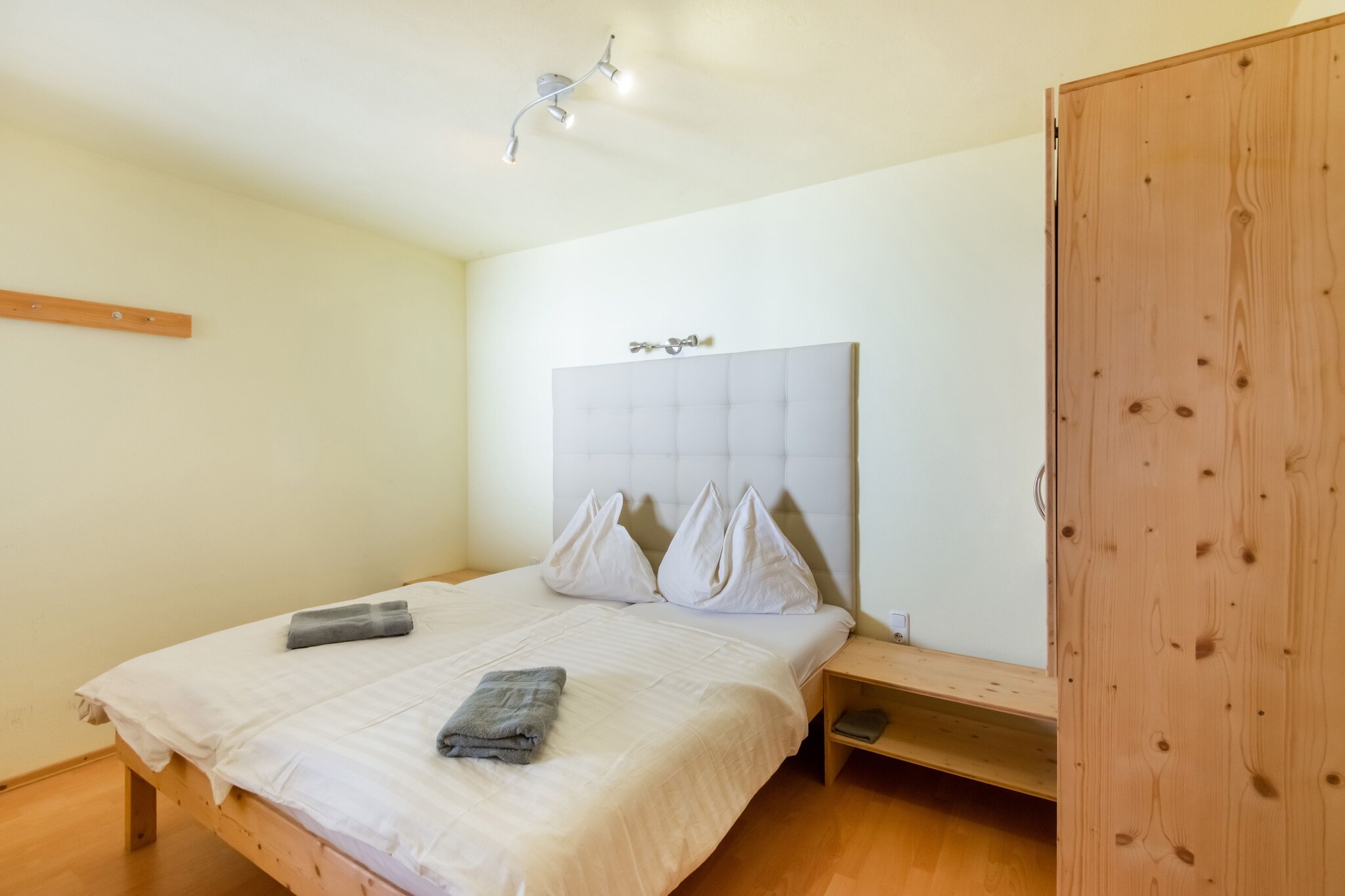 On the 1st floor: (Kitchen(cooker(ceramic), oven, microwave, dishwasher, fridge-freezer), Living/bed room(single bed, TV(satellite), balcony), bedroom(double bed), bedroom(double bed), bathroom(shower, washbasin, toilet))\n\nski storage, garage, coffee machine, ski boot heaters, heating(central), garden, bicycle storage, parking, parasol, bicycles available