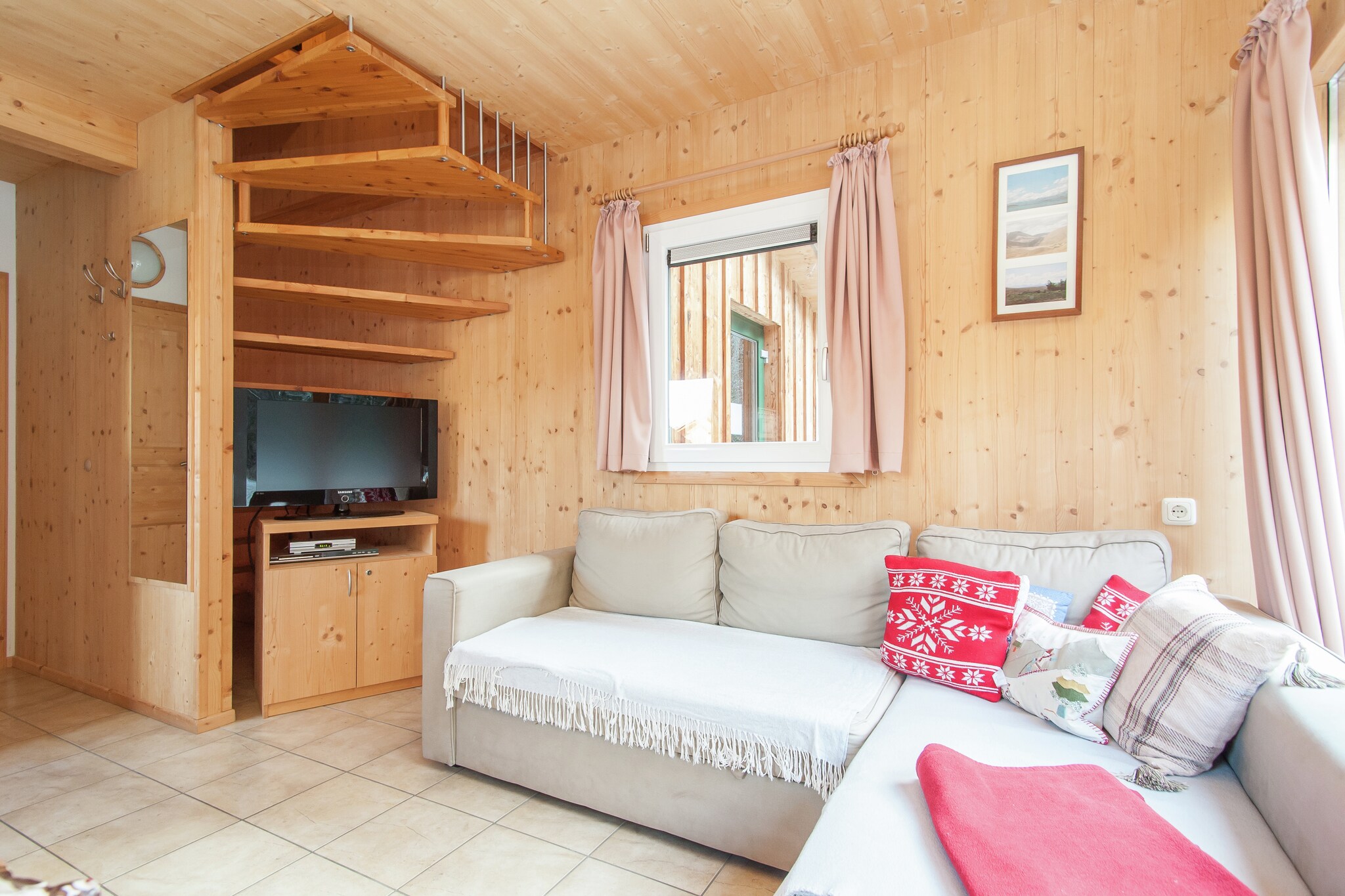 This comfortable detached chalet for a maximum of 4 people is located in Stadl an der Mur in Styria. Stadl an der Mur lies between the Kreischberg and Turracher Höhe areas. You can reach Kreischberg in just 5 minutes by car, and it takes around 15 minutes to Turracher Höhe. Since the sun shines here on more than 200 days, this area is very popular. The nearest shops and restaurants are in Stadl, which you can reach in about three minutes by car.
The chalet offers a beautiful modern living room with a sofa bed, a modern fully equipped kitchen, 2 spacious bedrooms and a bathroom on the first floor. From the living room you have access to the large terrace of 30 m2 and the garden of 100 m2. The fully equipped kitchen has, among other things, a fridge/freezer combination, a dishwasher and a ceramic hob. There is parking for two cars.
The Murau ski region consists of 2 ski areas: Lachtal and Kreischberg with a total of 88 kilometers of slopes and 23 ski lifts. The Kreischberg & Lachtal ski area is particularly popular as a family ski area. The Turracher Höhe ski area offers 43 kilometers of slopes and, with an altitude of up to 2205 meters, is one of the most snow-sure ski areas. Before you leave, please kindly sort out any rubbish and place in the recycling bins at the entrance to the Chalet Park.
Note: One large towel and small towel will be provided per guest for the duration of your stay.