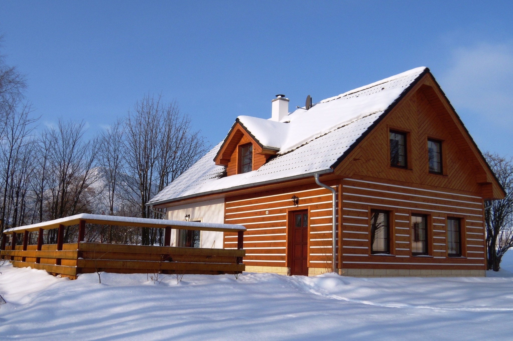 This lovely 3-bedroom holiday home is in Božanov, in the middle of the protected nature reserve. It is ideal for families or groups and can accommodate 8 guests. It has a swimming pool and sauna for you to recharge your batteries after a long day.
The nearest restaurant, town centre and grocery store are 1 km from the home. Forest and lake lie at a distance of 2 km from the home.
A living room with TV, wood stove, seating area and dining table is available for you to spend some quality time together. There is a private terrace and a private garden to have meals and linger in the fresh air. Table tennis table, table football, football goal and billiards are provided for recreational purposes. Sand pit, slide and high chair are offered to the little travelers.
Possibility to rent, a bathtowels package (2 towels) for 2.80 euros and a possibility to rent a kitchen linen package (1 tea towel, 1 kitchen towel, 1 dishcloth, 1 sponge) for 2.80 euros.