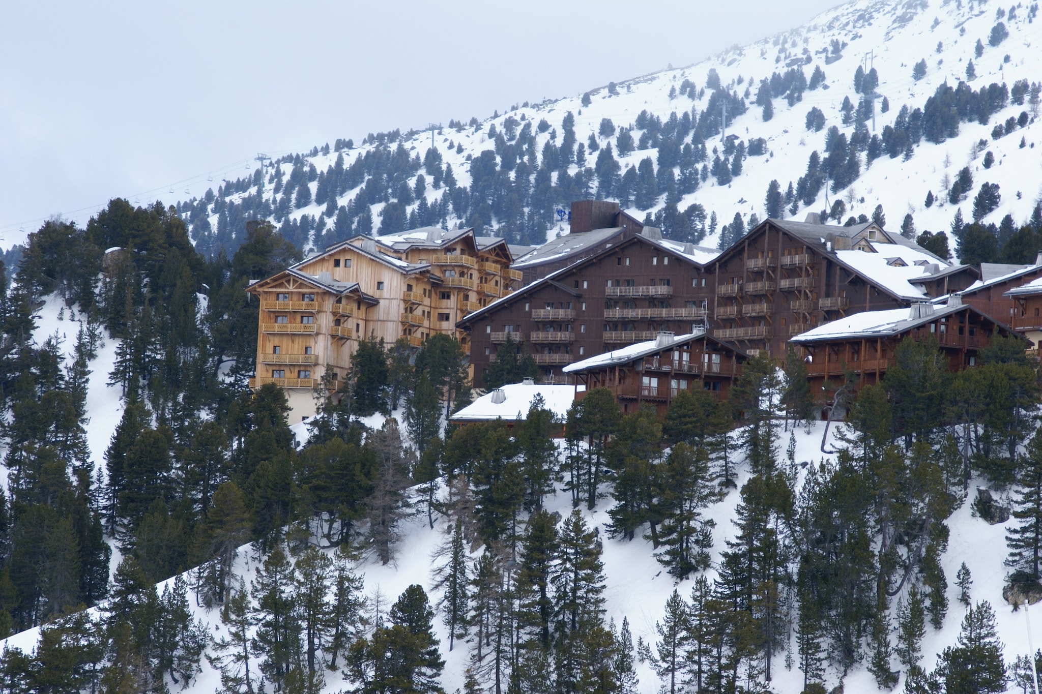 Rustikale Ferienwohnung mit Kamin & WLAN im Skiort Arc 2000