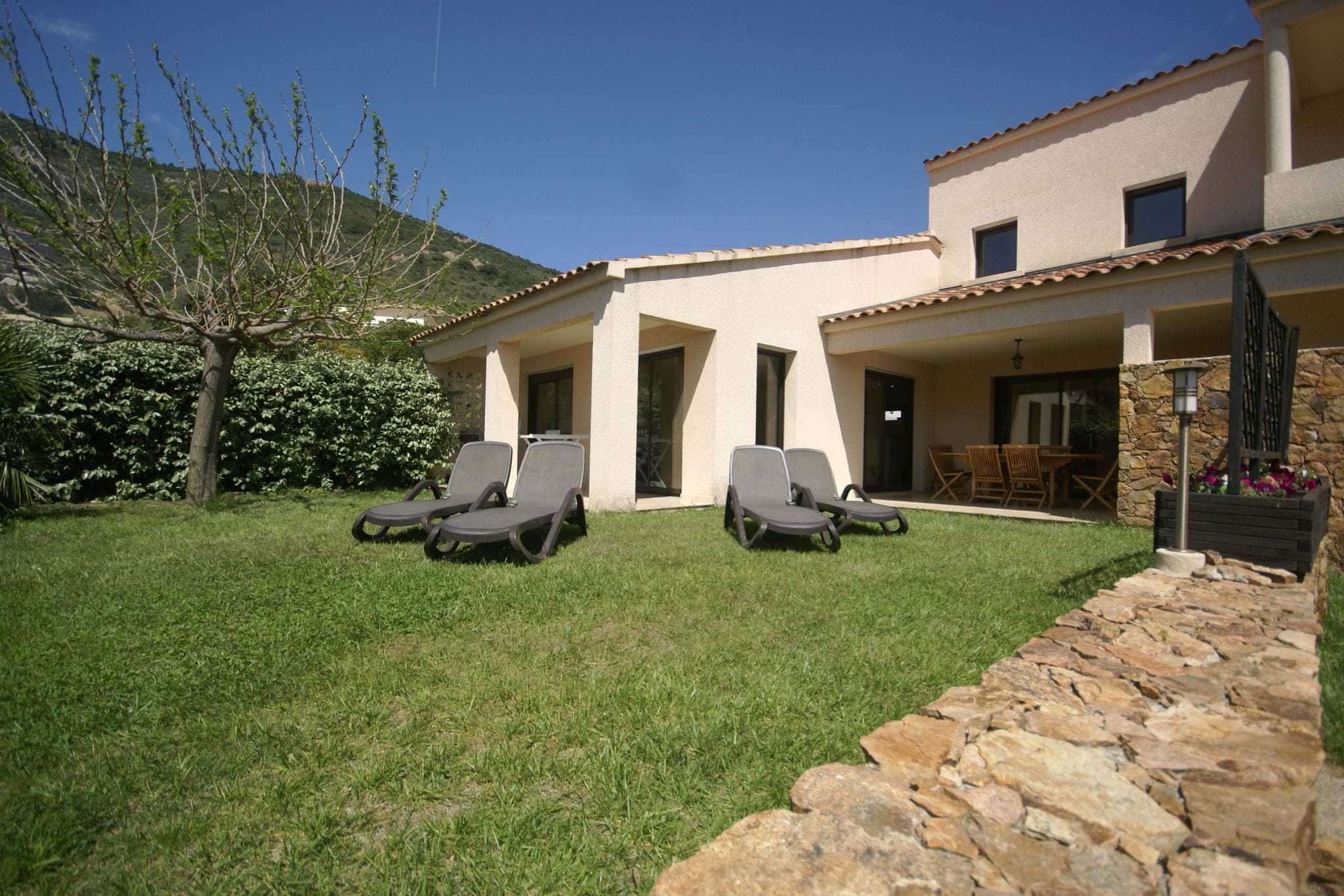 Villa moderne à Coggia avec balcon