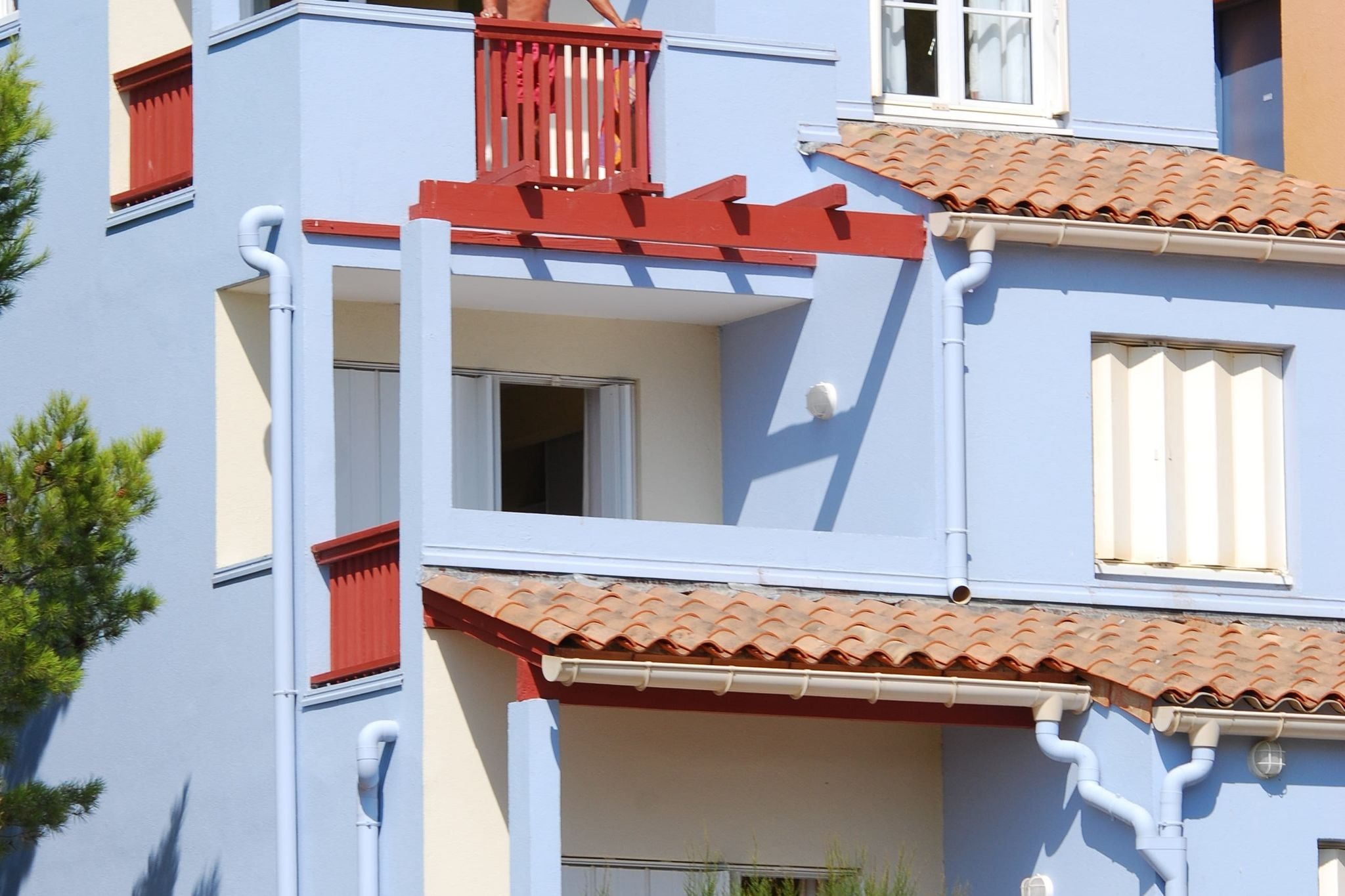 Kleurrijk appartement met balkon of terras op 500 m. van zee