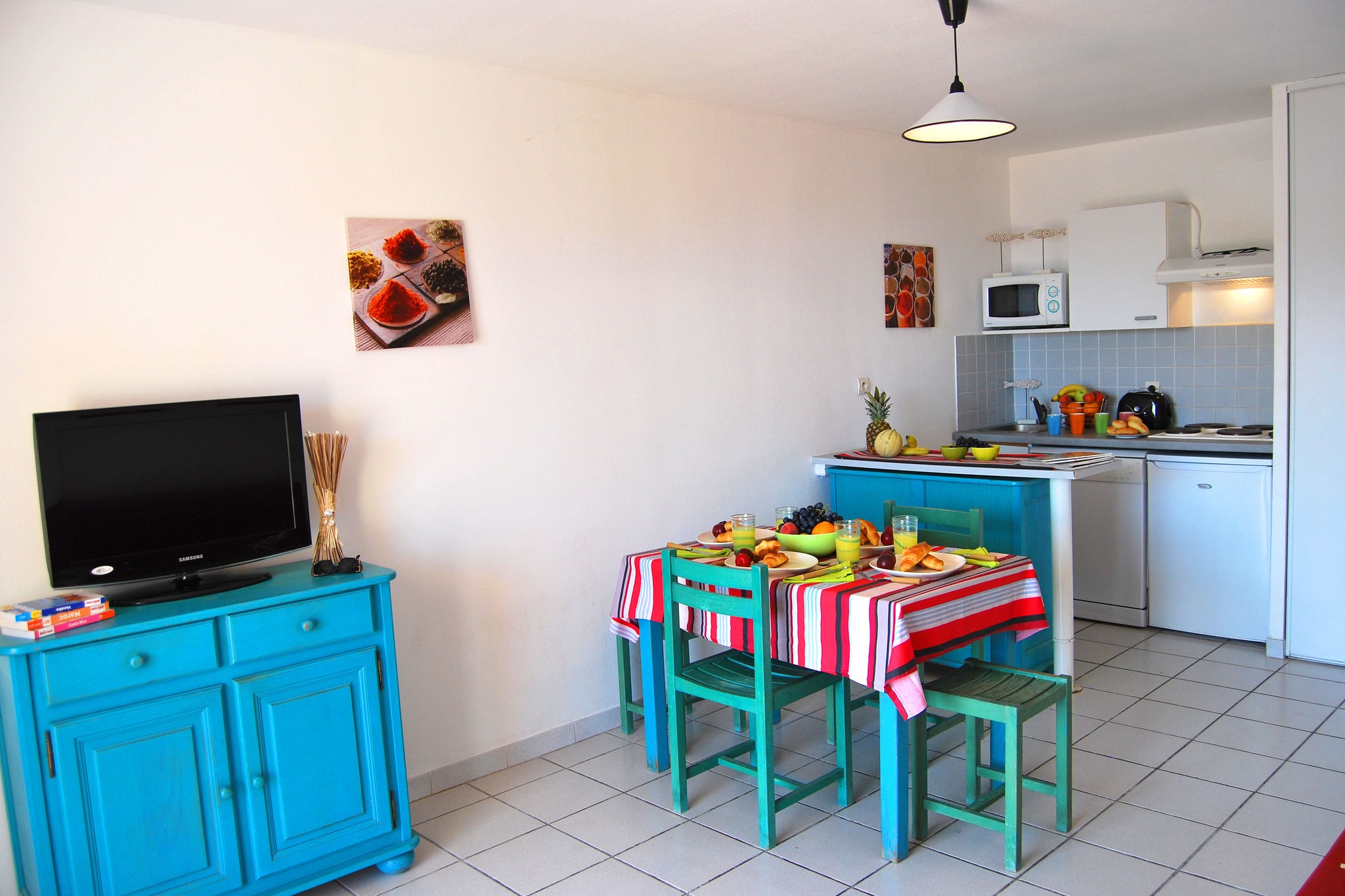 Colorful apartment with balcony or terrace 500m from the sea