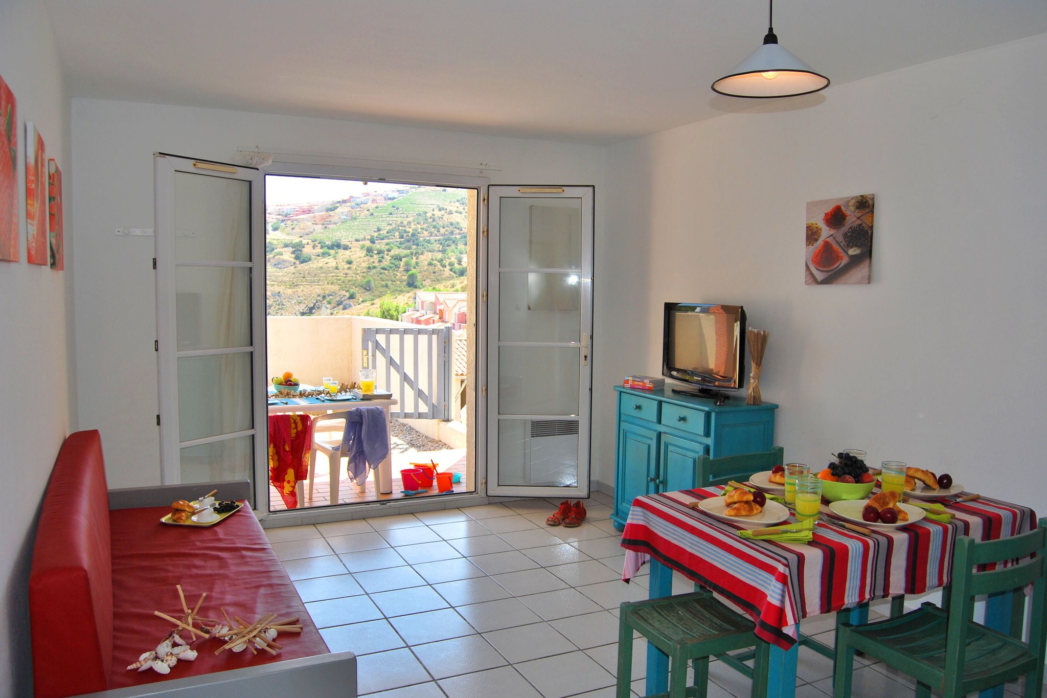 Colorful apartment with balcony or terrace 500m from the sea